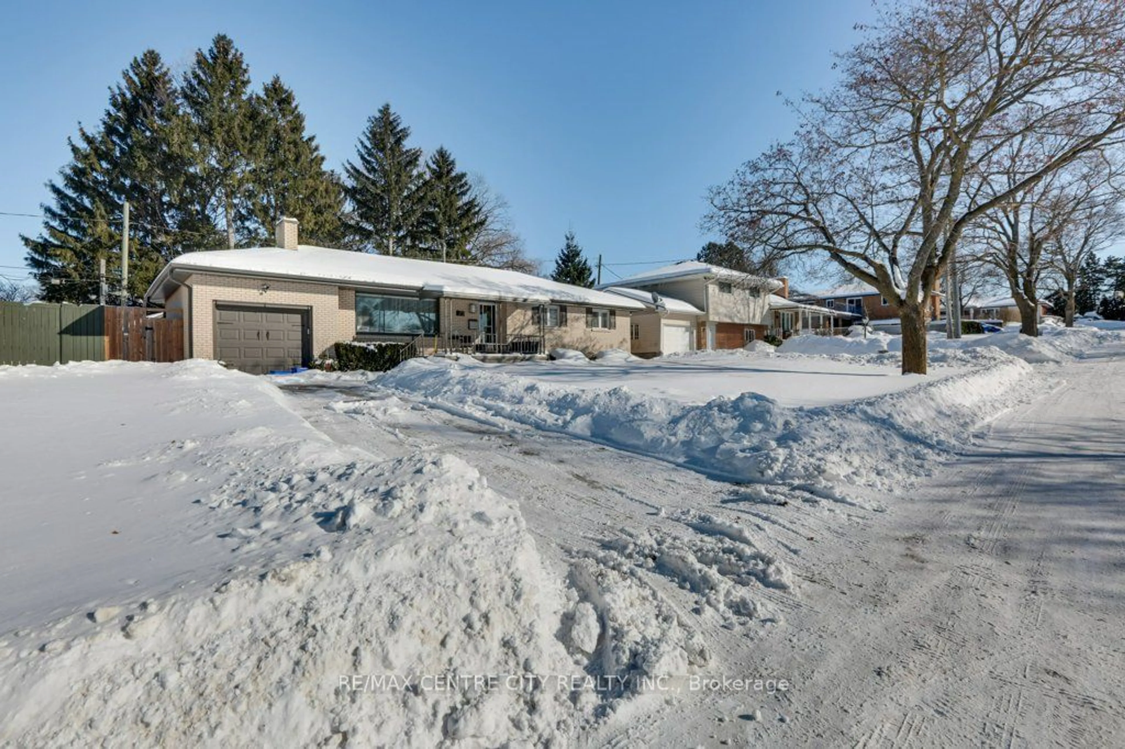 A pic from outside/outdoor area/front of a property/back of a property/a pic from drone, street for 272 Burlington Cres, London Ontario N5Z 3G5