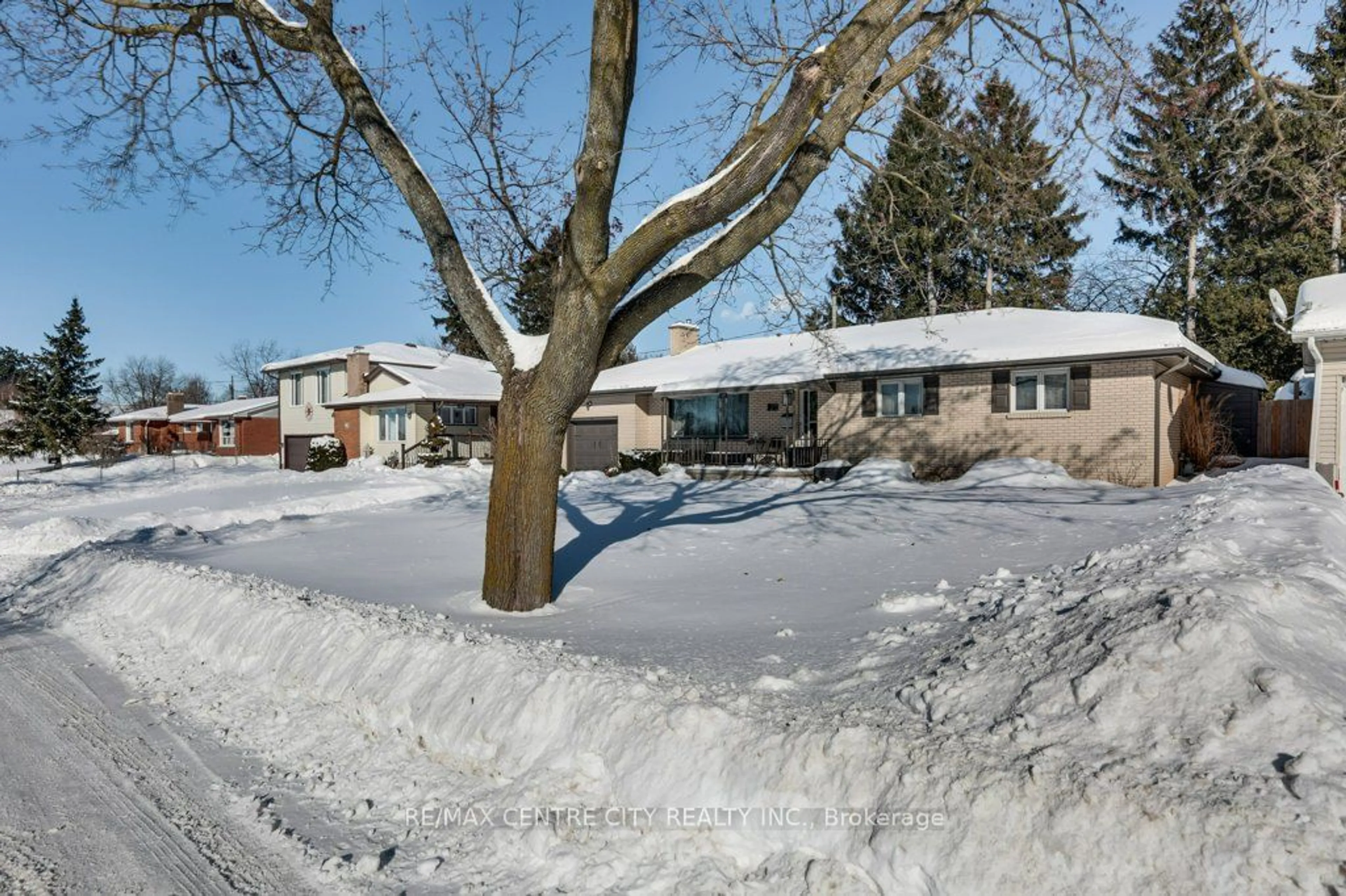 A pic from outside/outdoor area/front of a property/back of a property/a pic from drone, street for 272 Burlington Cres, London Ontario N5Z 3G5