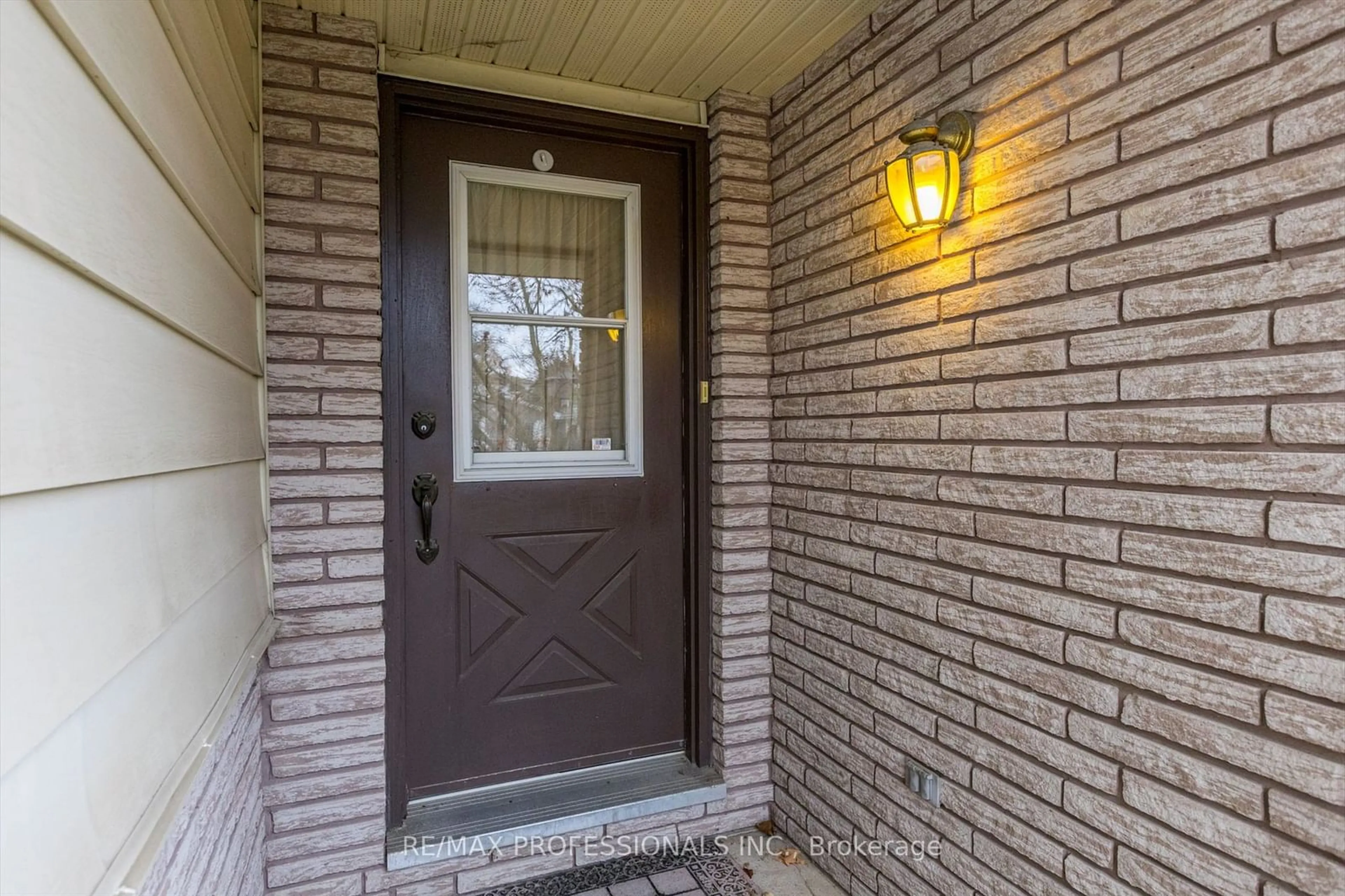 Indoor entryway for 2219 Woodglade Blvd, Peterborough Ontario K9K 1P2