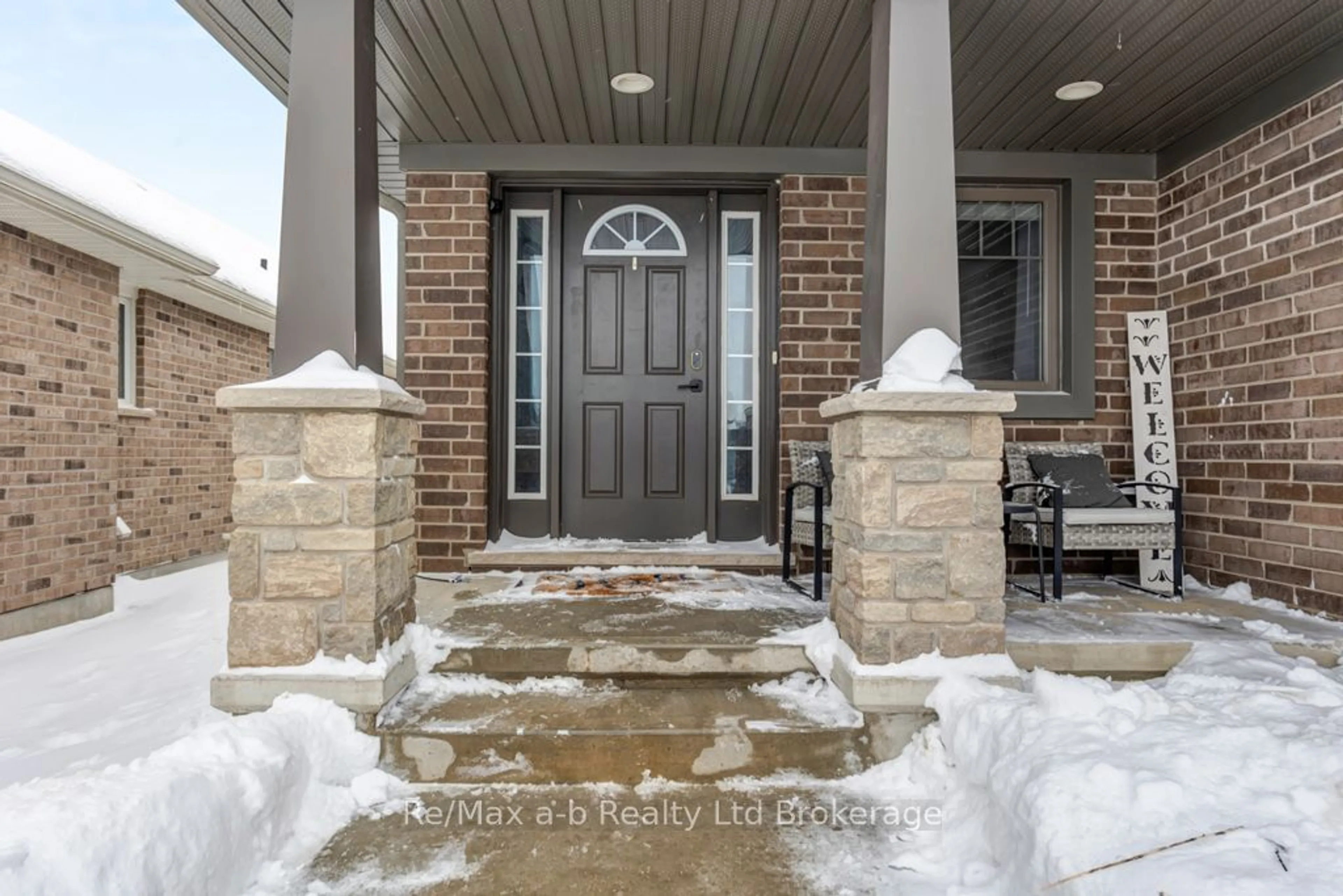 Indoor entryway for 20 Arnold St, Tillsonburg Ontario N4G 0G9