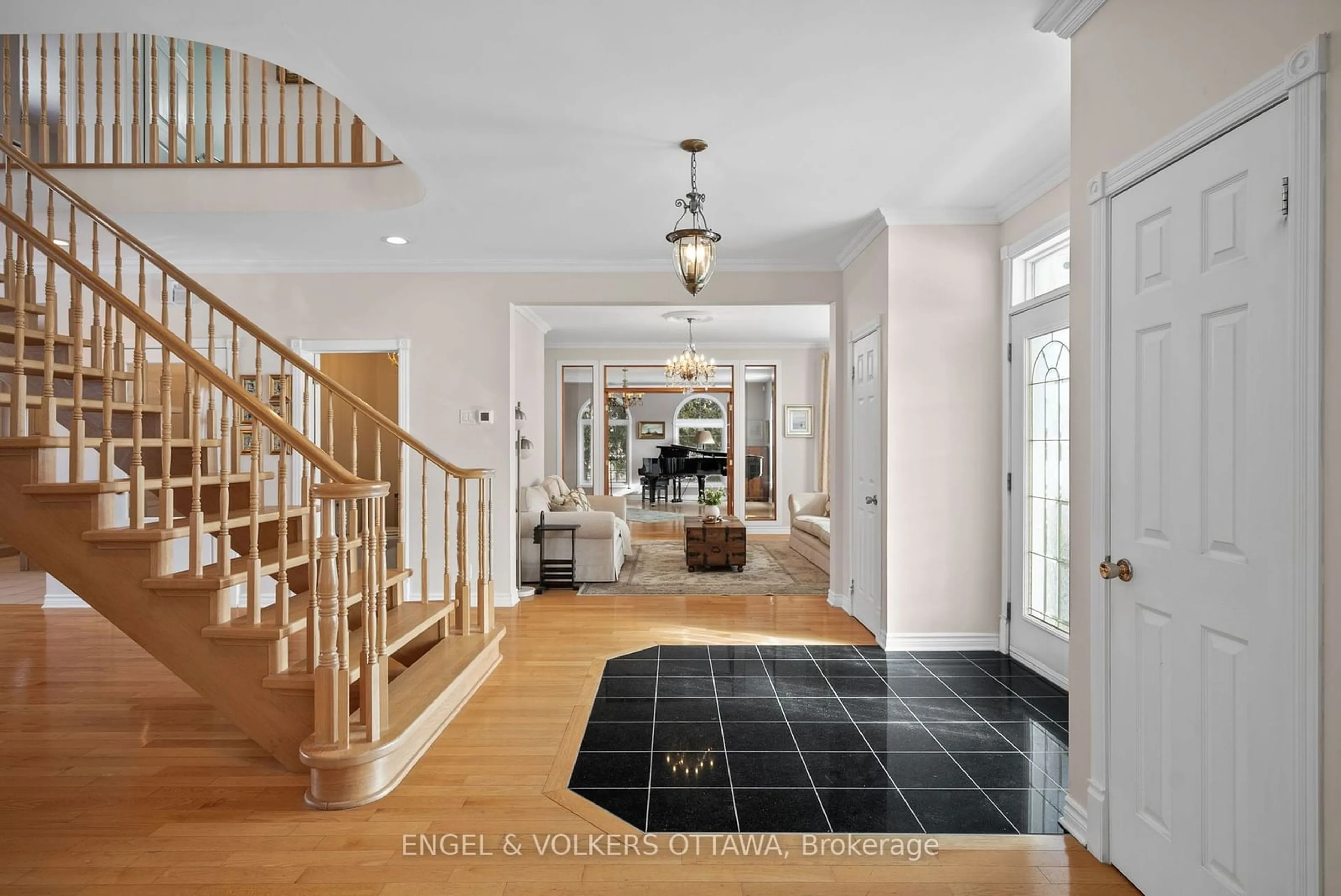 Indoor entryway for 2584 Brickland Dr, Orleans - Cumberland and Area Ontario K4C 1R8