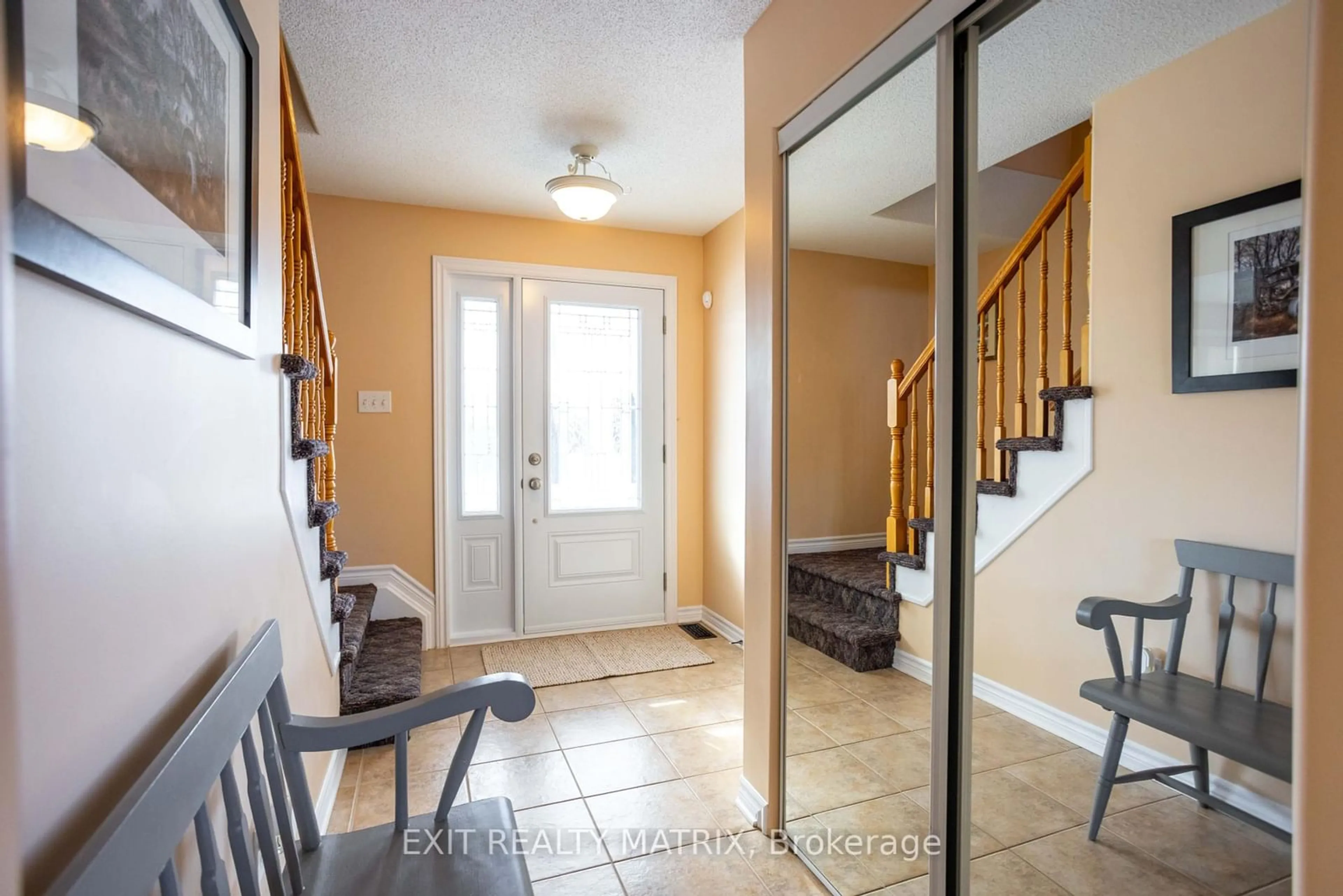 Indoor entryway for 312 CENTENAIRE St, Russell Ontario K0A 1W0