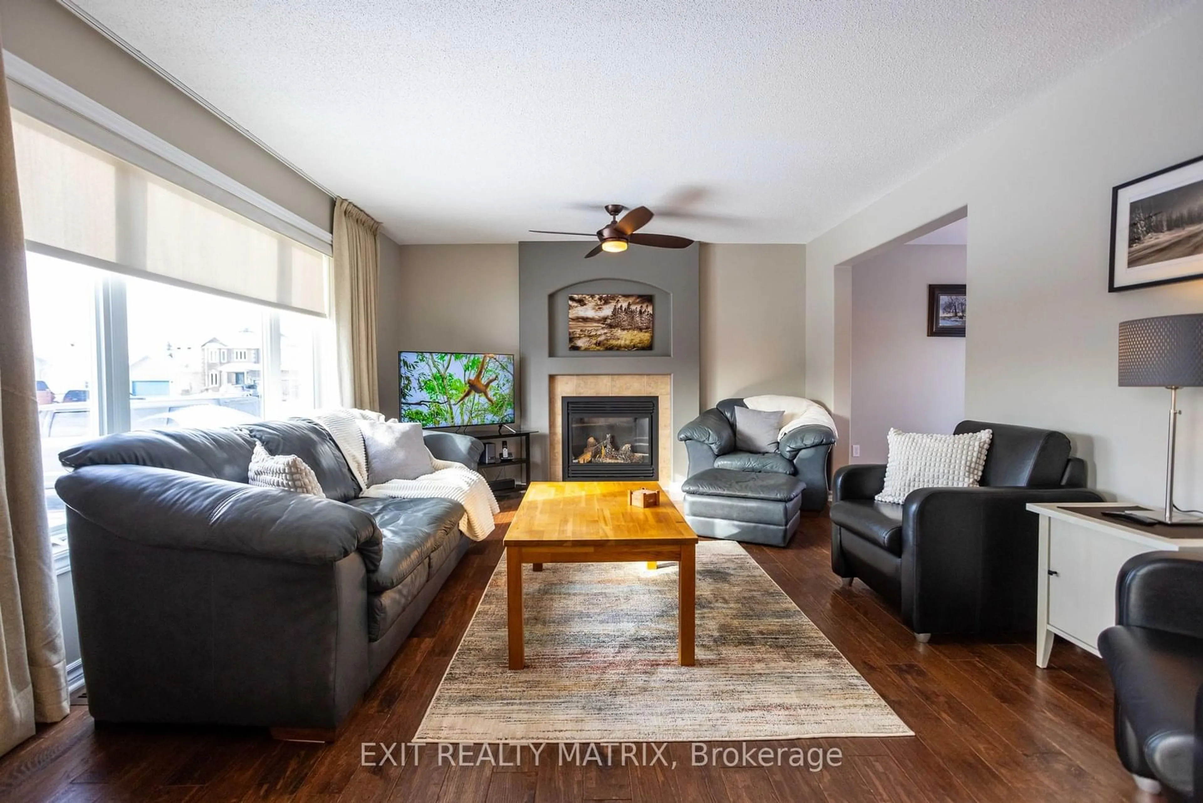 Living room with furniture, wood/laminate floor for 312 CENTENAIRE St, Russell Ontario K0A 1W0