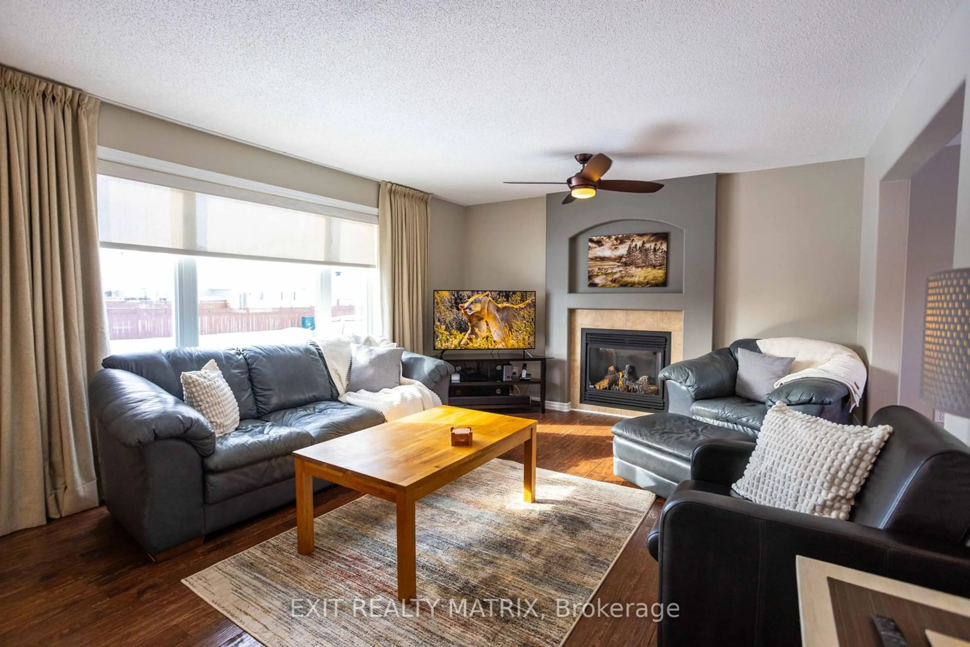 Living room with furniture, wood/laminate floor for 312 CENTENAIRE St, Russell Ontario K0A 1W0