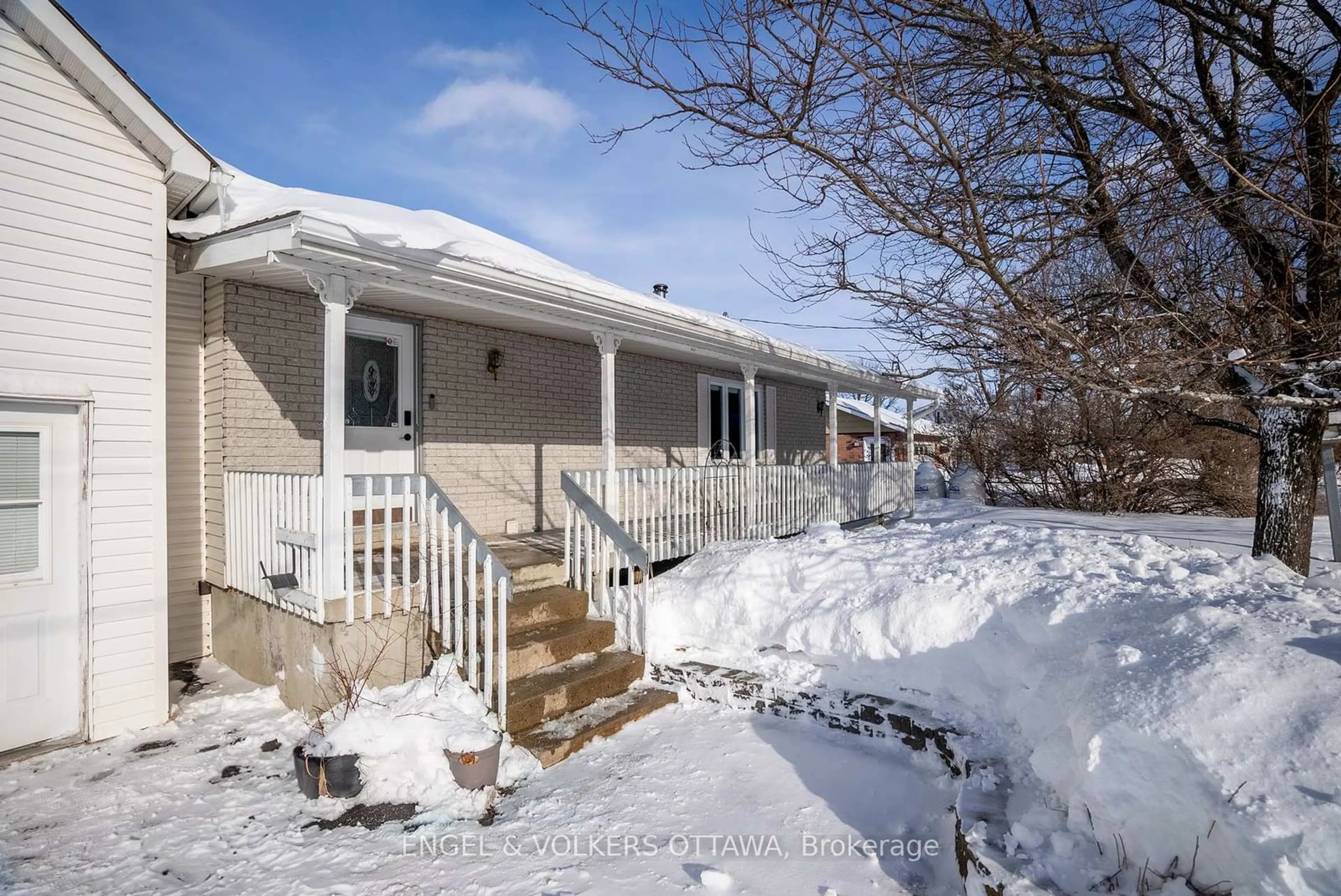 Patio, street for 3721 Ch Prudhomme Rd, Alfred and Plantagenet Ontario K0A 3K0