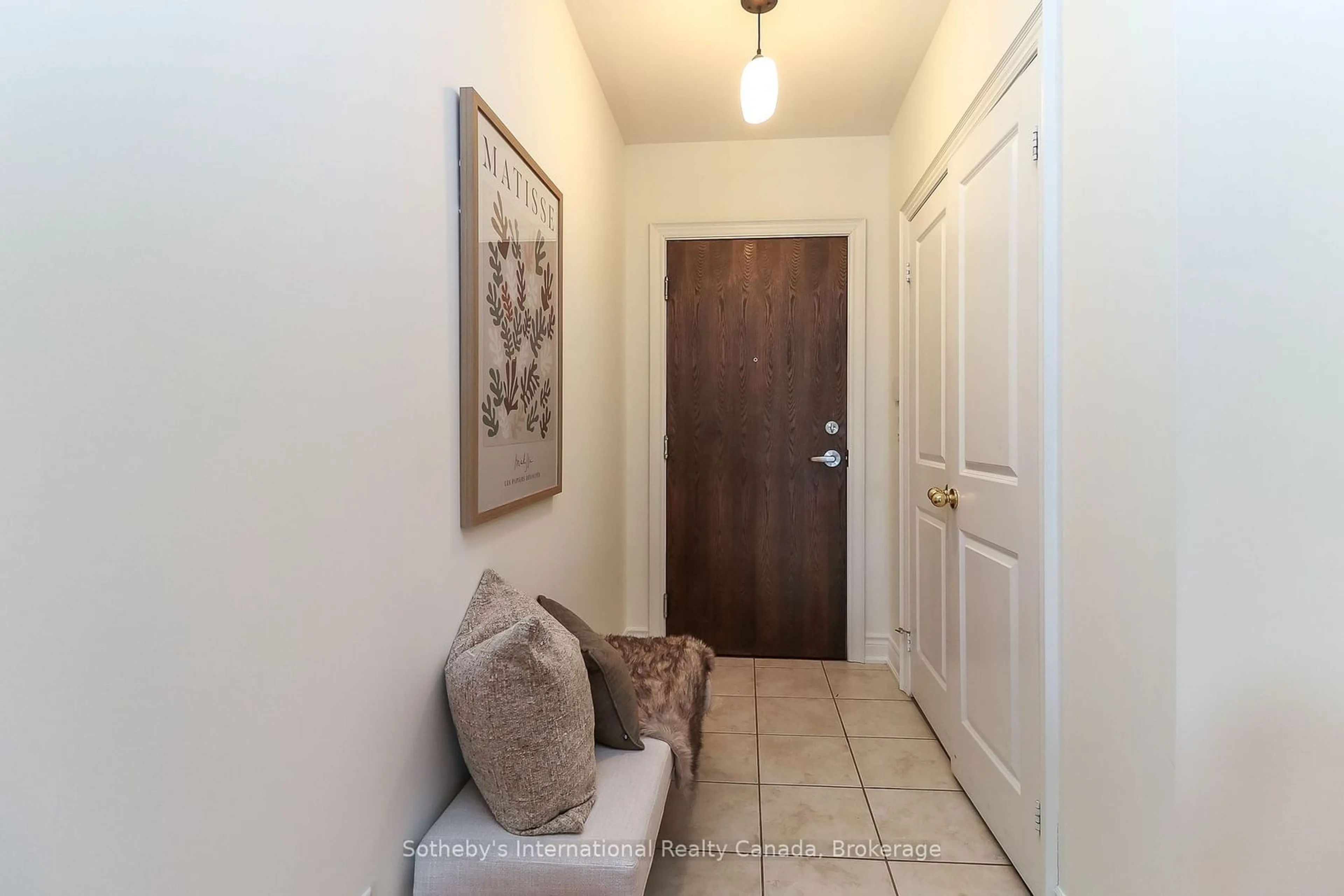 Indoor entryway for 25 Beaver St #308, Blue Mountains Ontario N0H 2P0