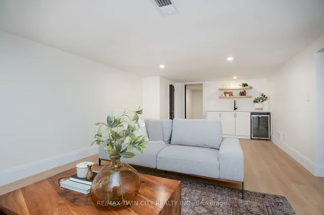 Additional property image - 400 Dumfries Ave