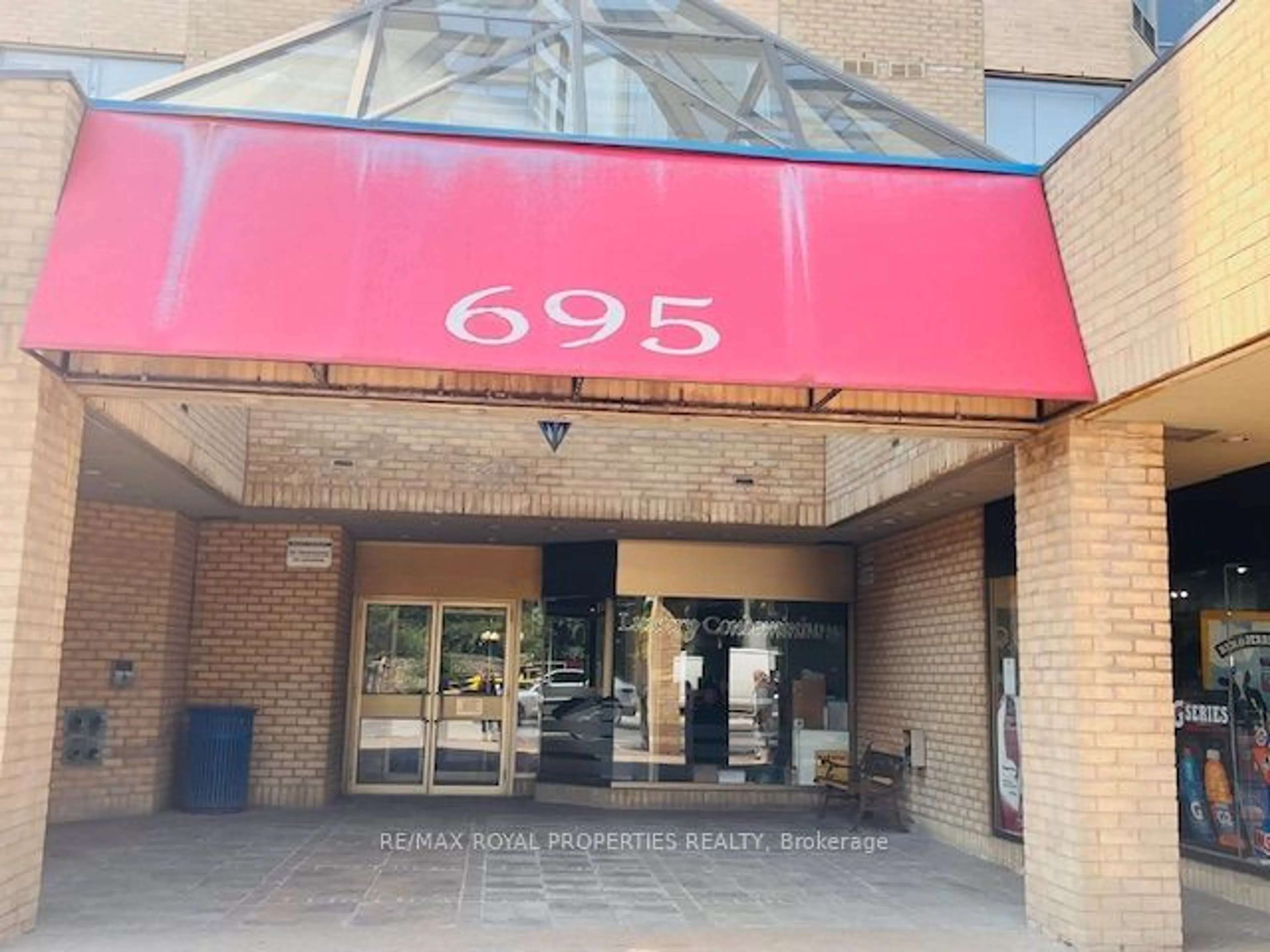 Indoor foyer for 695 Richmond St #1006, London Ontario N6A 5M8