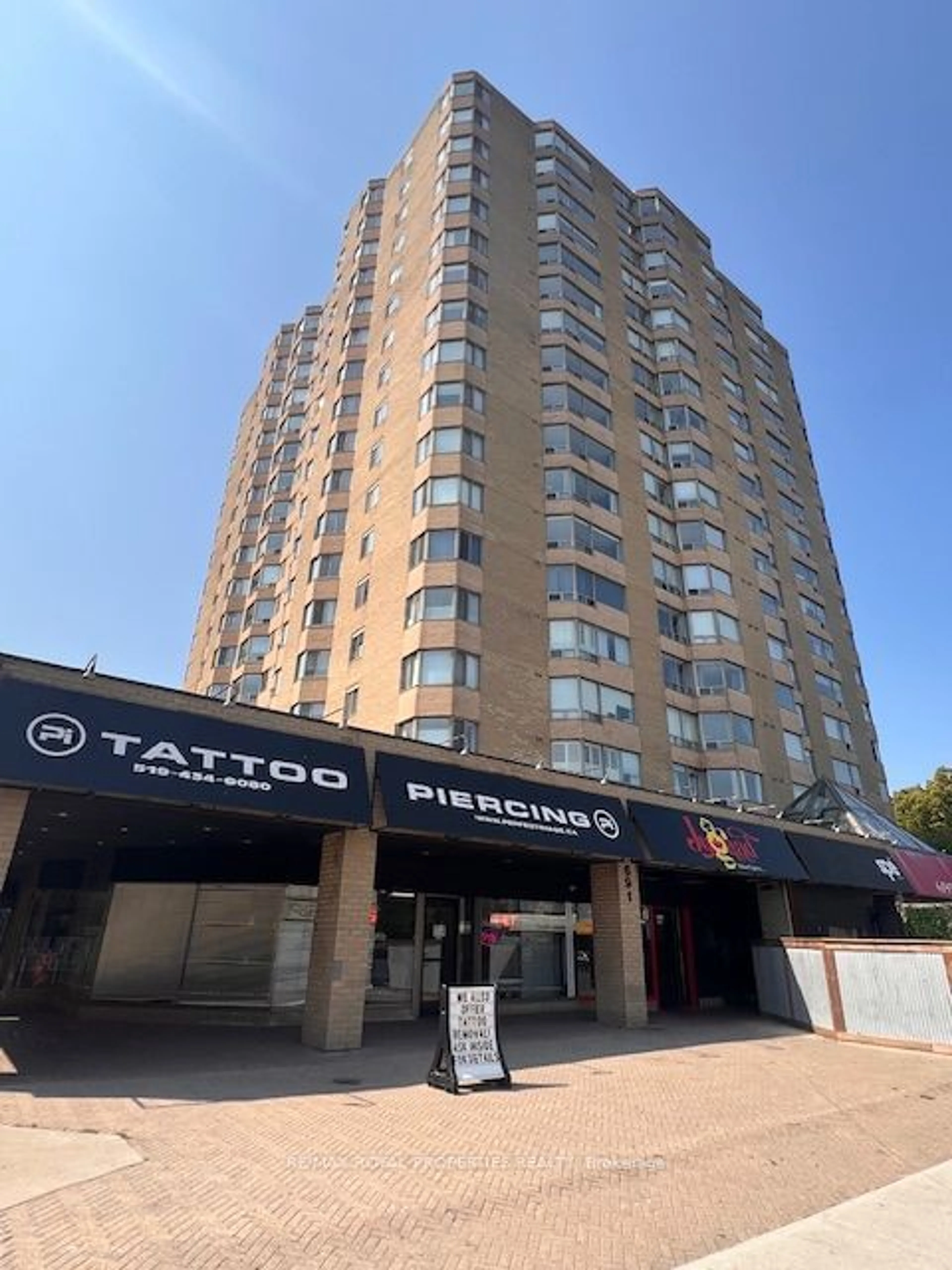 Patio, building for 695 Richmond St #1006, London Ontario N6A 5M8