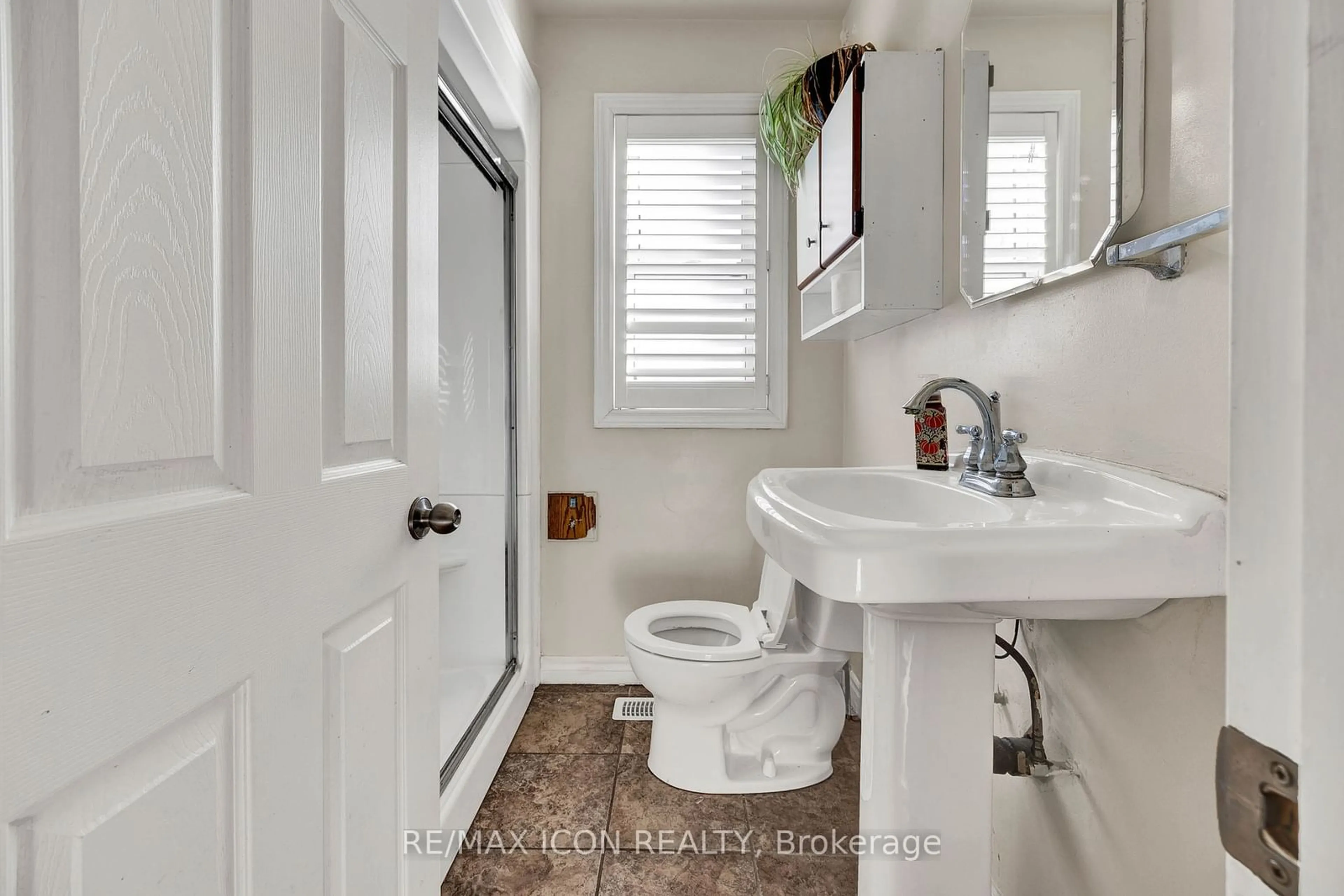 Standard bathroom, ceramic/tile floor for 120 1 Ave, Cambridge Ontario N1S 2B6