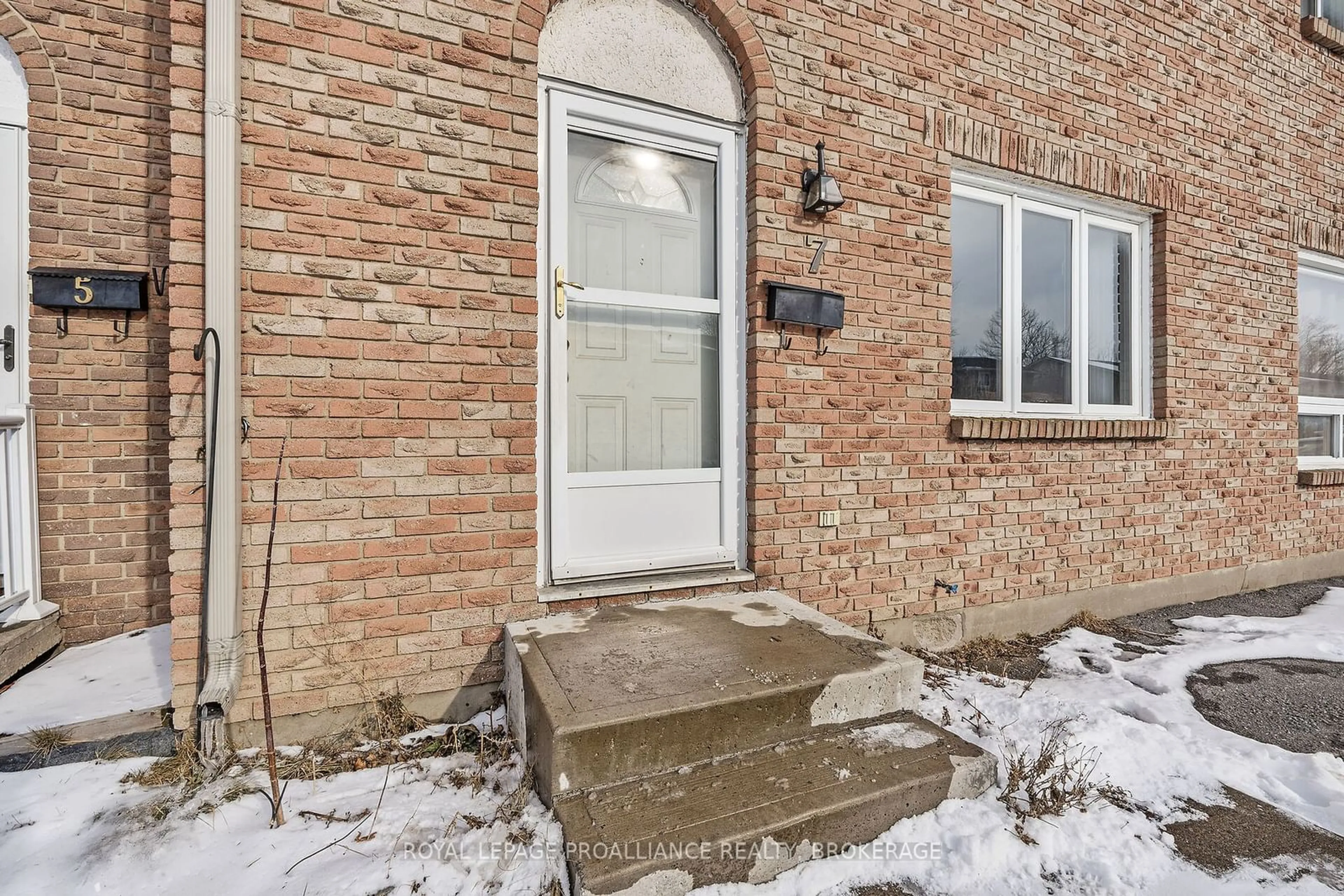 Indoor entryway for 7 Rosemund Cres, Kingston Ontario K7M 6Y8