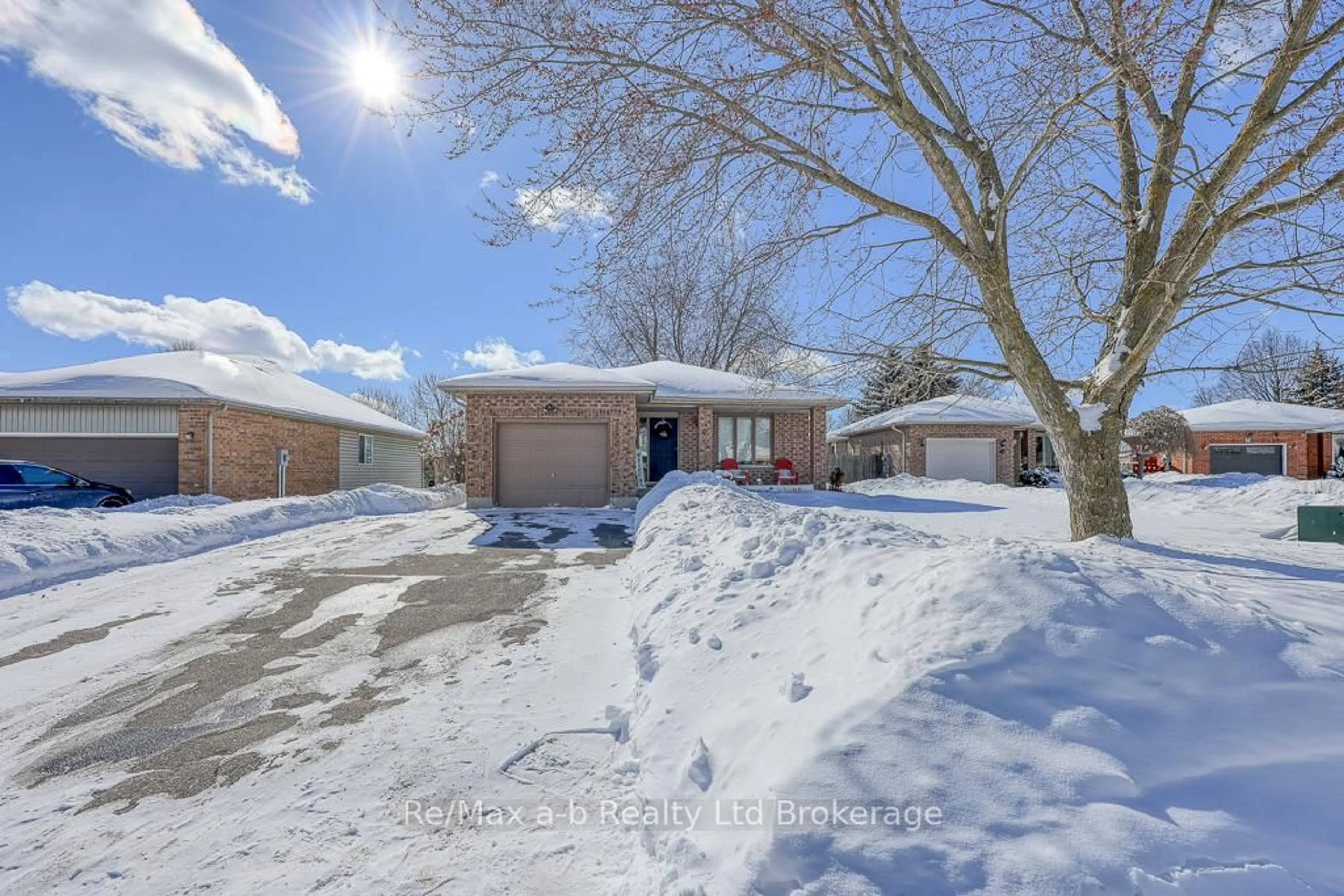 A pic from outside/outdoor area/front of a property/back of a property/a pic from drone, street for 37 Hillside Rd, Ingersoll Ontario N5C 4B7