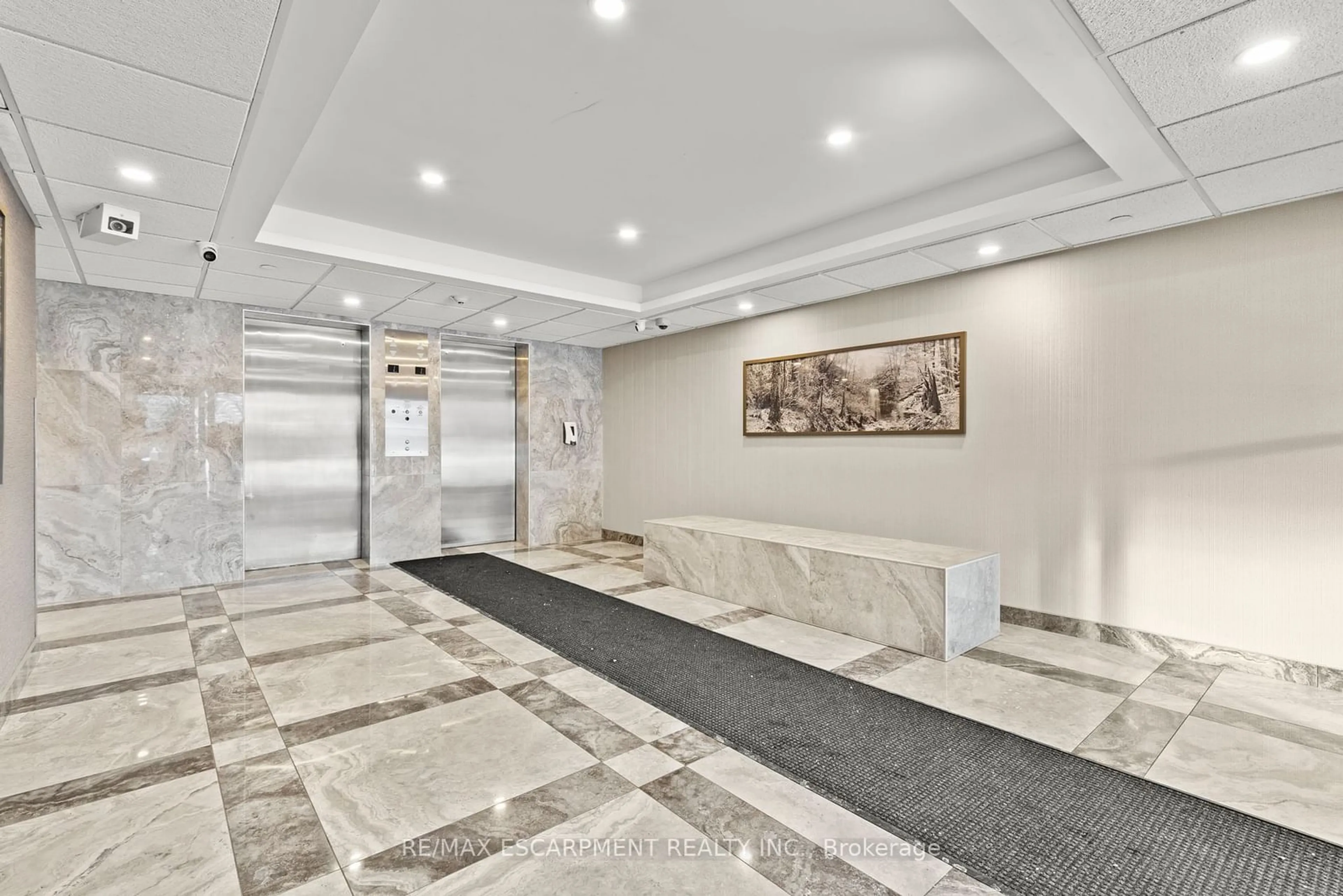 Lobby for 120 Duke St #805, Hamilton Ontario L8P 4T1