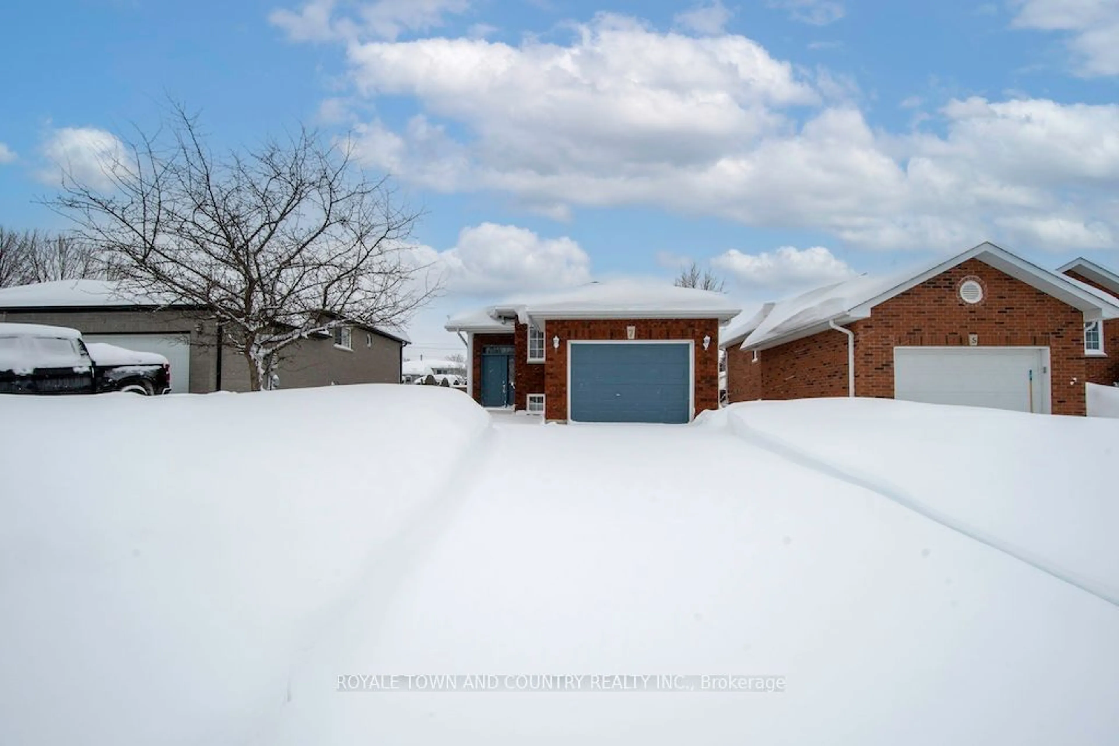 A pic from outside/outdoor area/front of a property/back of a property/a pic from drone, street for 7 Midland Dr, Kawartha Lakes Ontario K9V 6B9