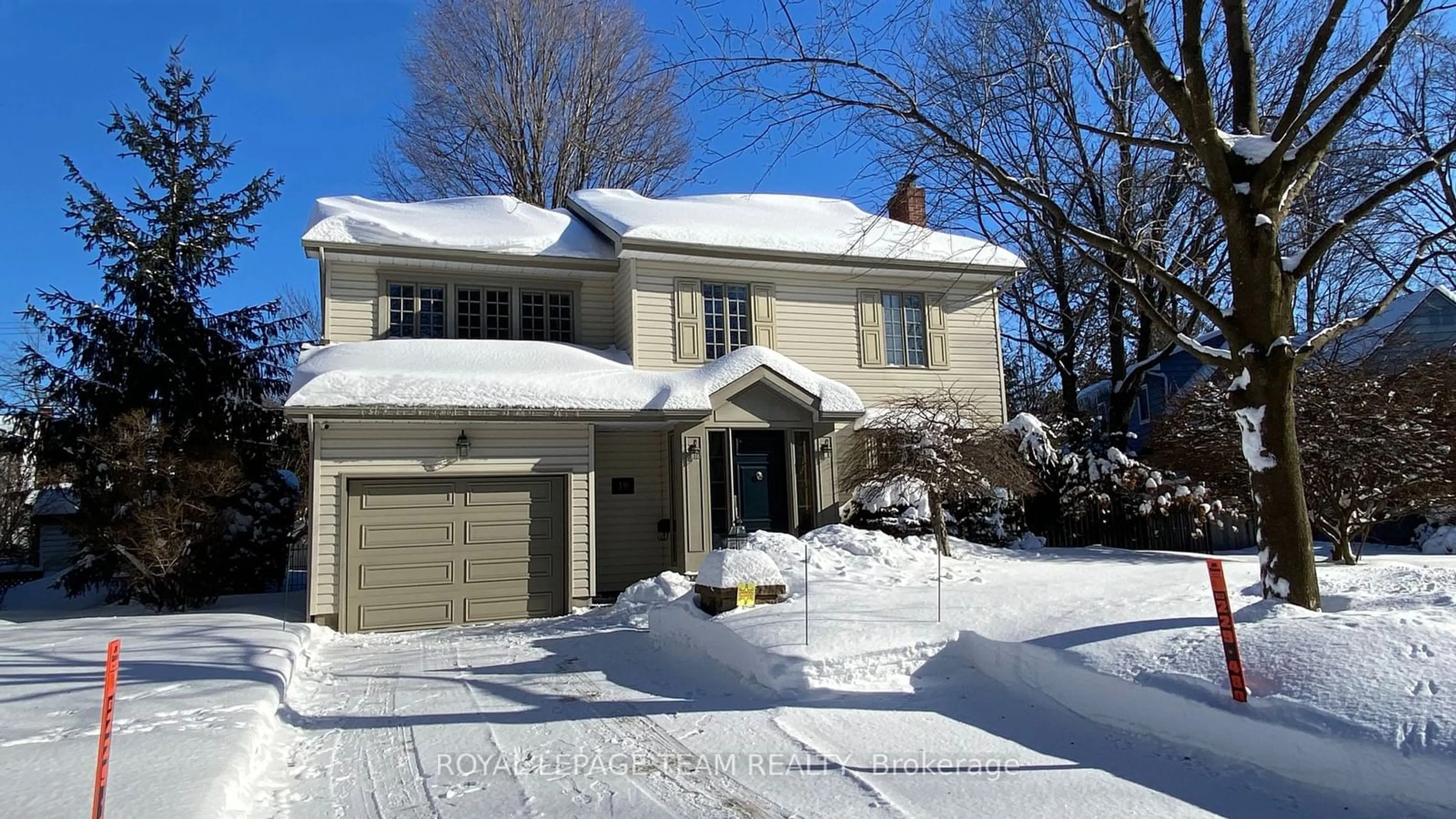 Home with vinyl exterior material, street for 19 FARNHAM Cres, Ottawa Ontario K1K 0E9