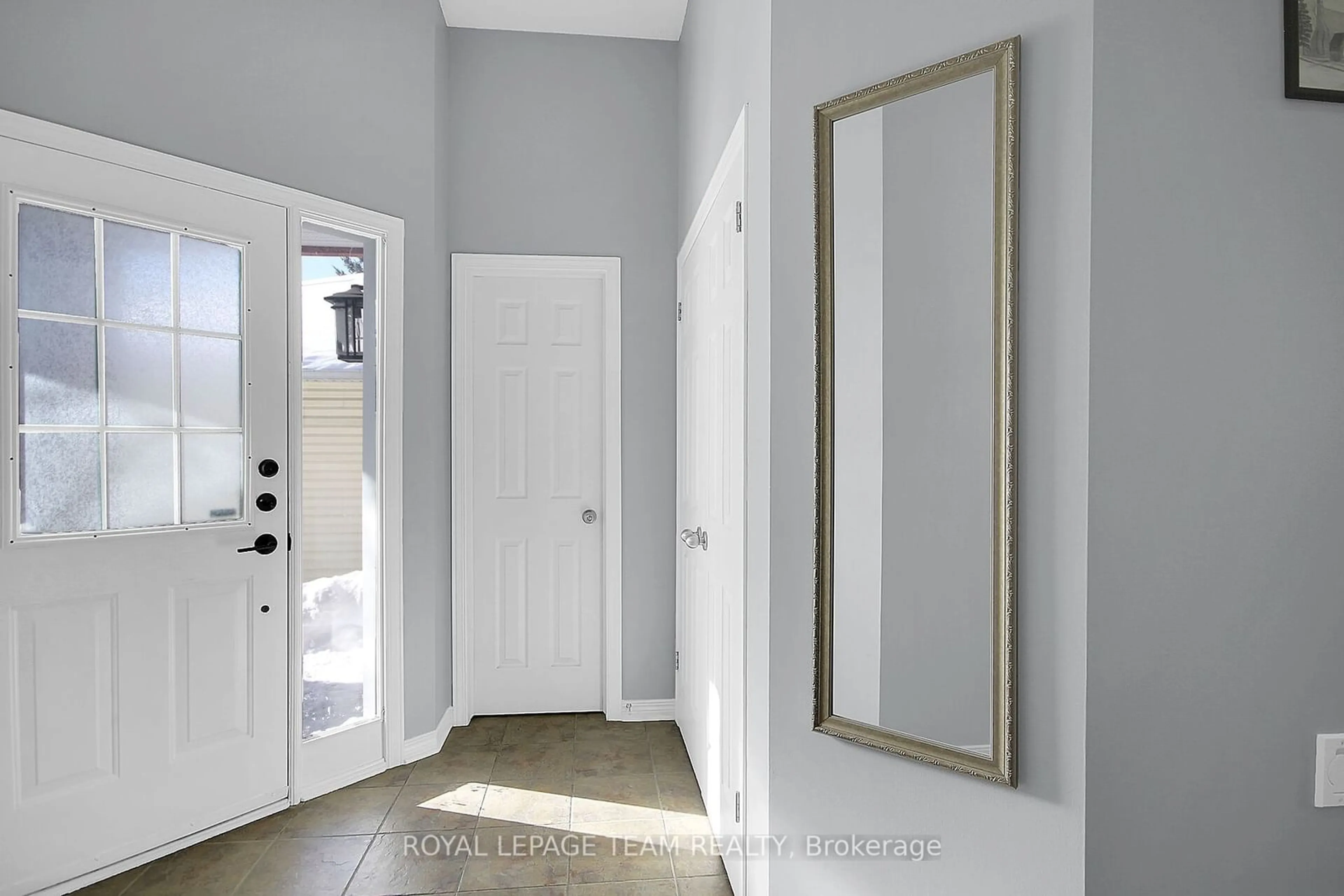 Indoor entryway for 15 Tamarack Pl, Barrhaven Ontario K2J 4R4