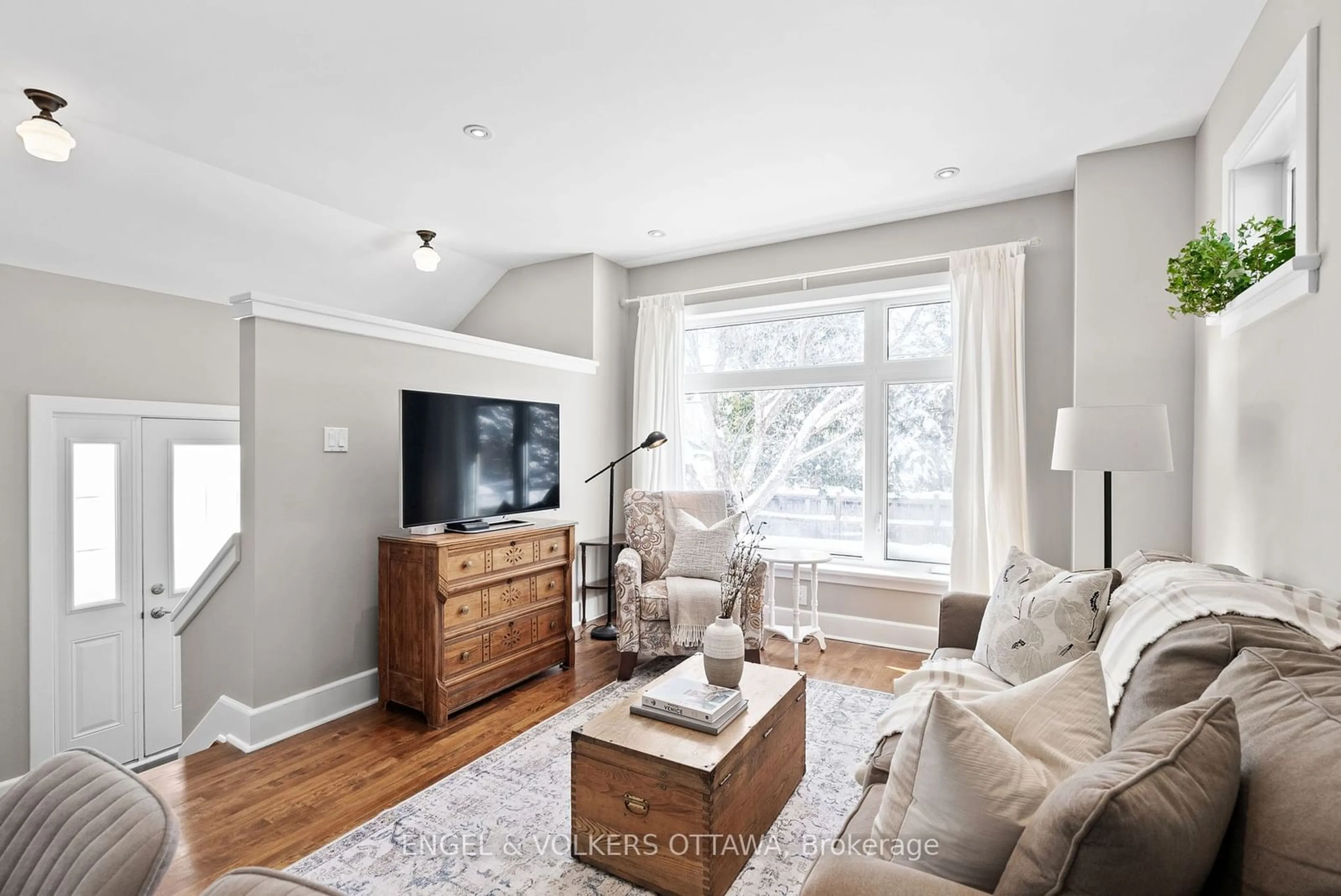 Living room with furniture, unknown for 100 Grange Ave, Tunneys Pasture and Ottawa West Ontario K1Y 0N9