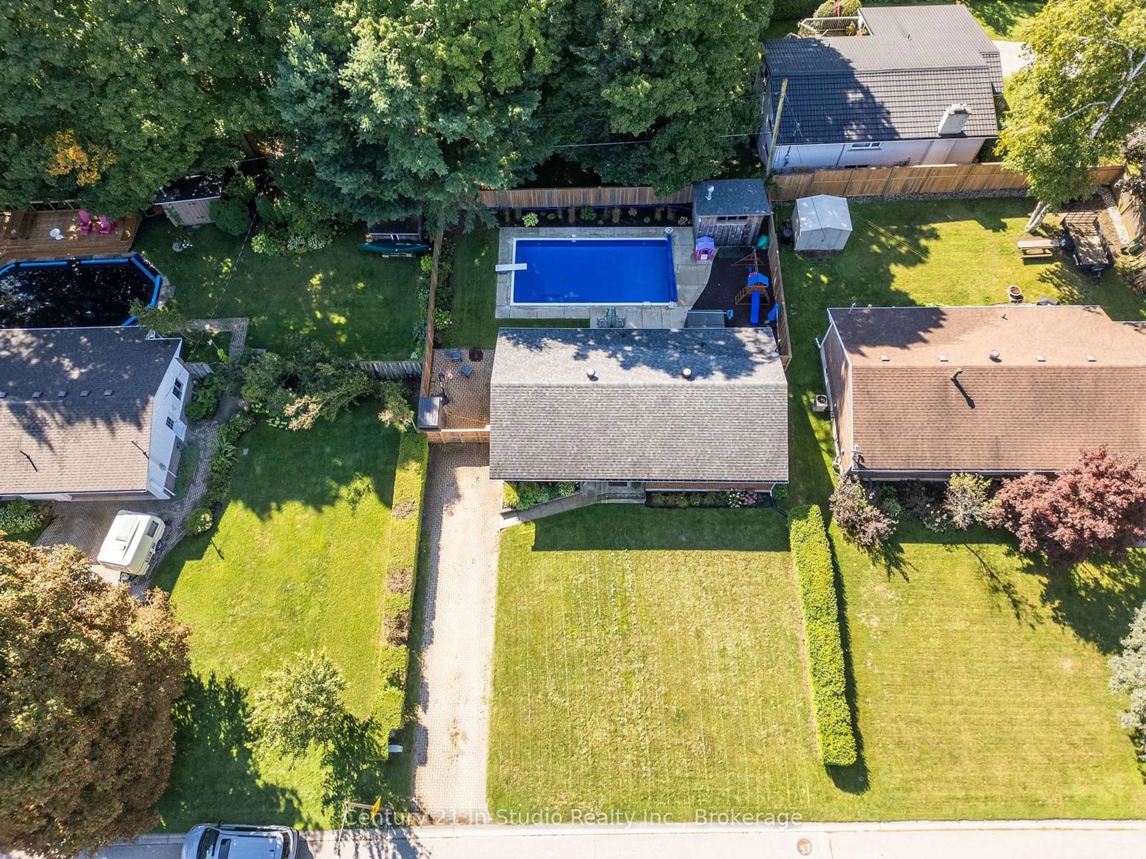 A pic from outside/outdoor area/front of a property/back of a property/a pic from drone, street for 583 6th St, Owen Sound Ontario N4K 3L2