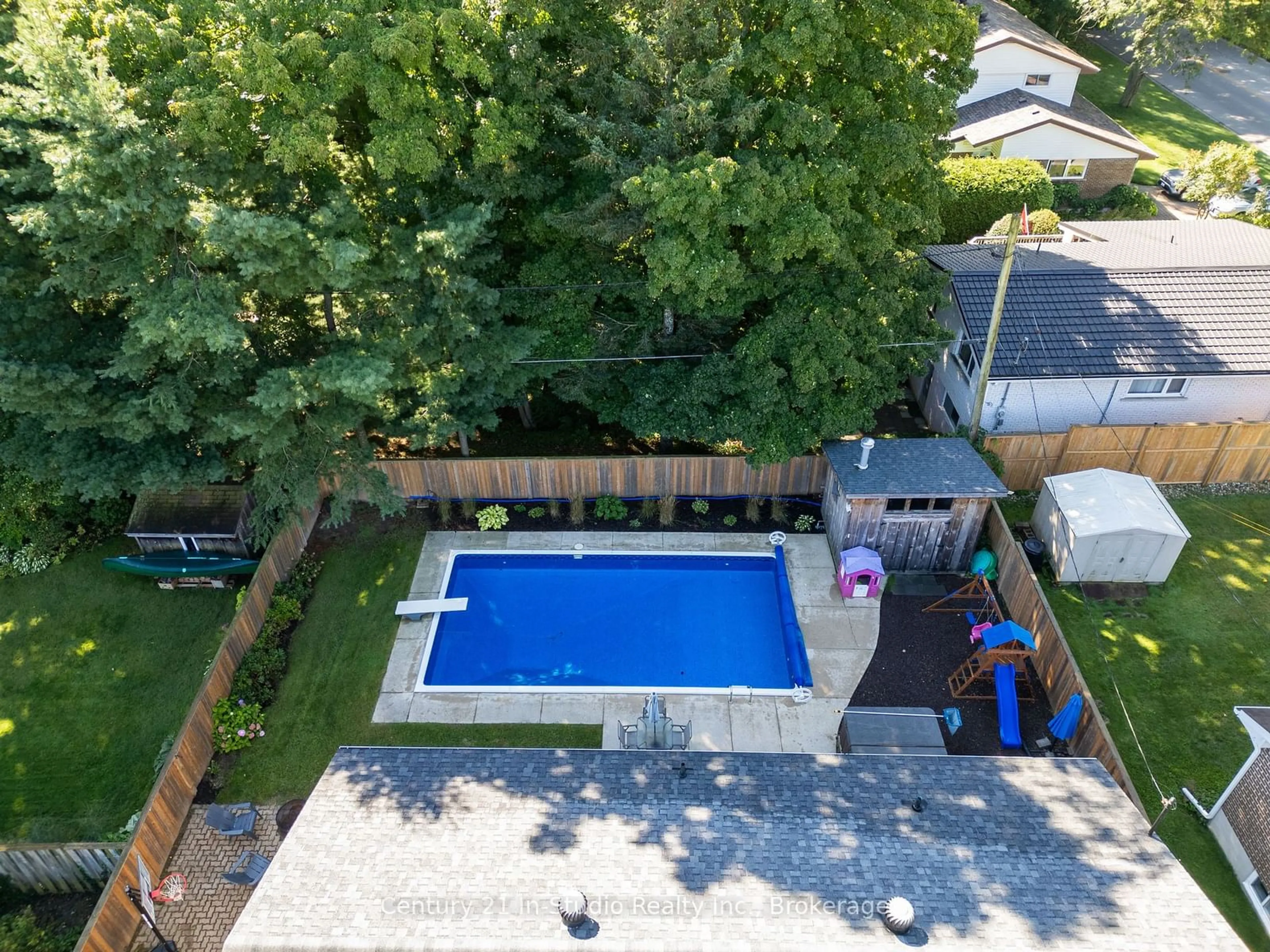 A pic from outside/outdoor area/front of a property/back of a property/a pic from drone, unknown for 583 6th St, Owen Sound Ontario N4K 3L2