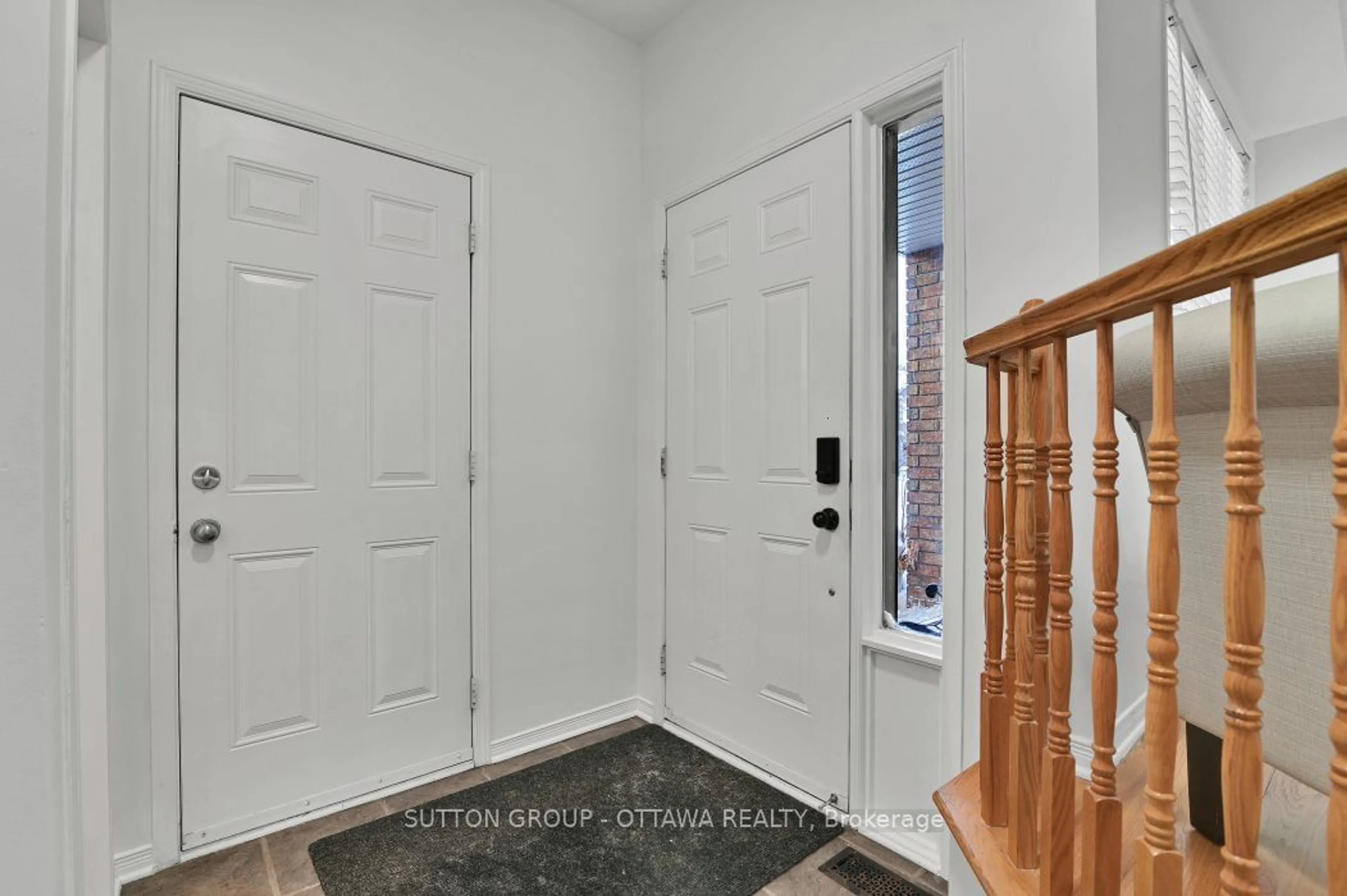 Indoor entryway for 645 Aberfoyle Circ, Kanata Ontario K2K 3R2