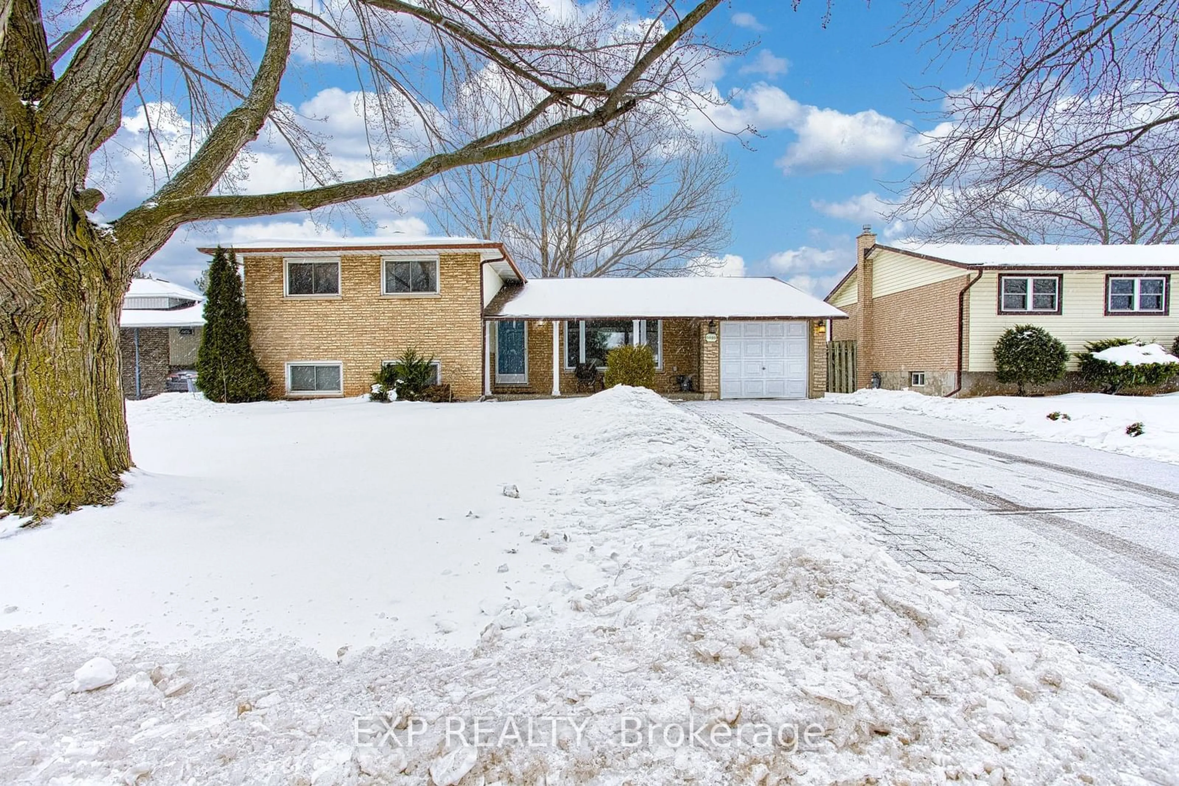 Home with vinyl exterior material, street for 5038 Hartwood Ave, Lincoln Ontario L3J 0A3