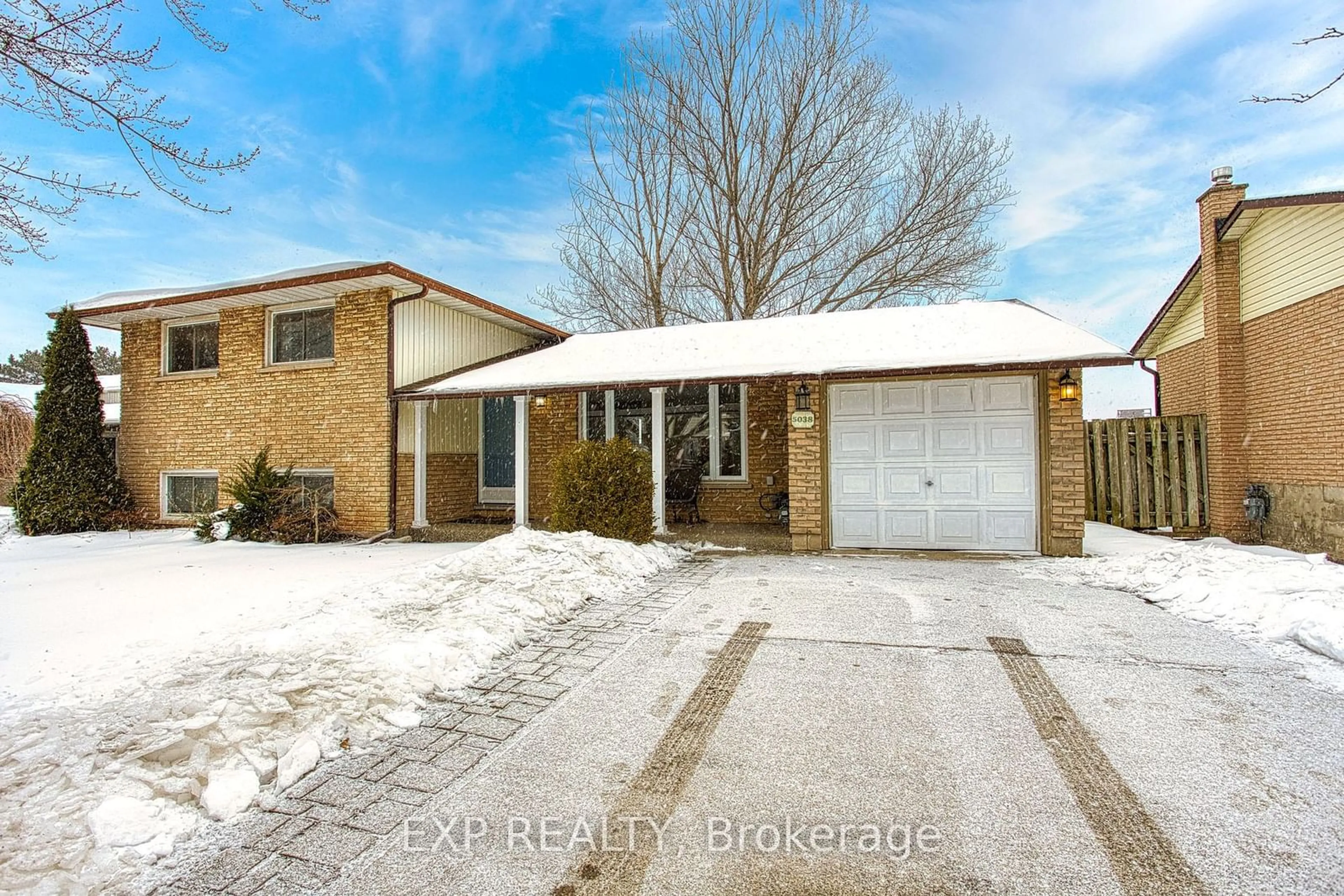 A pic from outside/outdoor area/front of a property/back of a property/a pic from drone, street for 5038 Hartwood Ave, Lincoln Ontario L3J 0A3