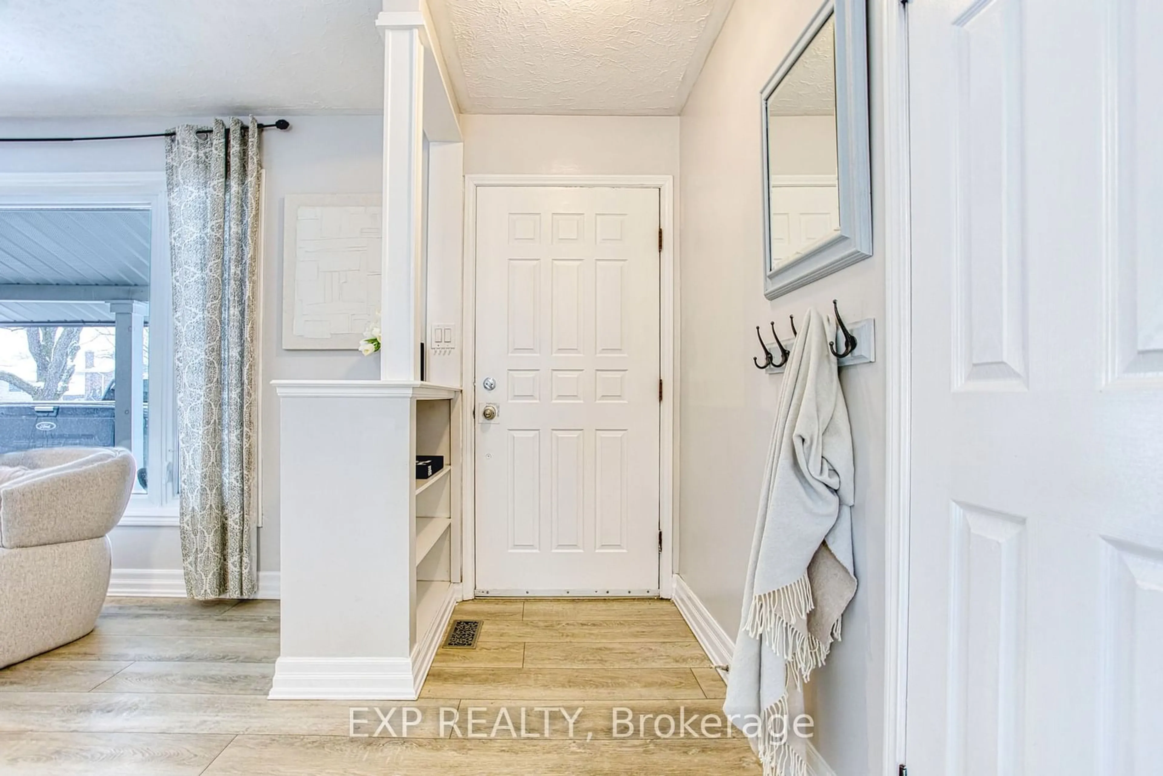 Indoor entryway for 5038 Hartwood Ave, Lincoln Ontario L3J 0A3