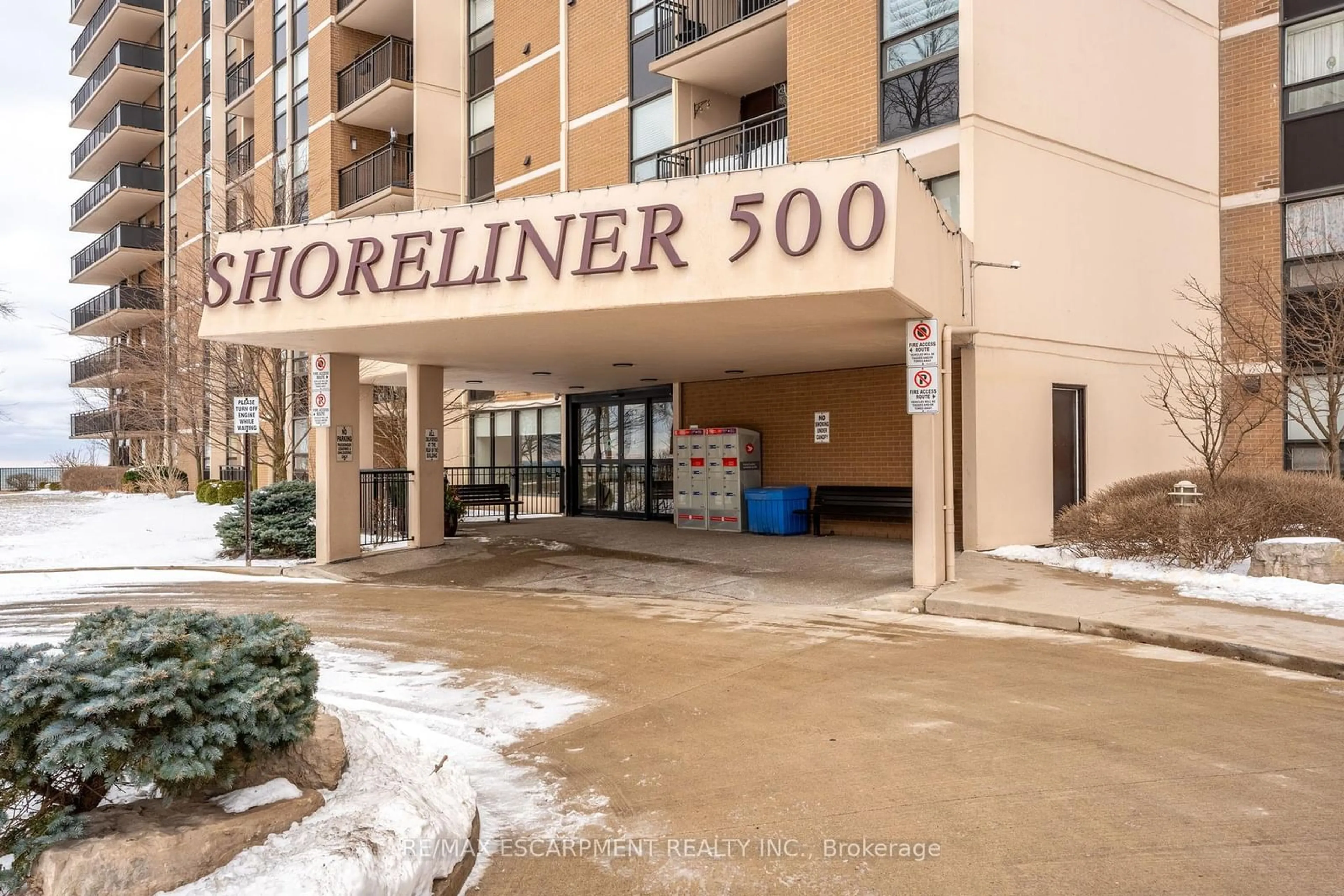 Indoor foyer for 500 Green Rd #1206, Hamilton Ontario L8E 3M6