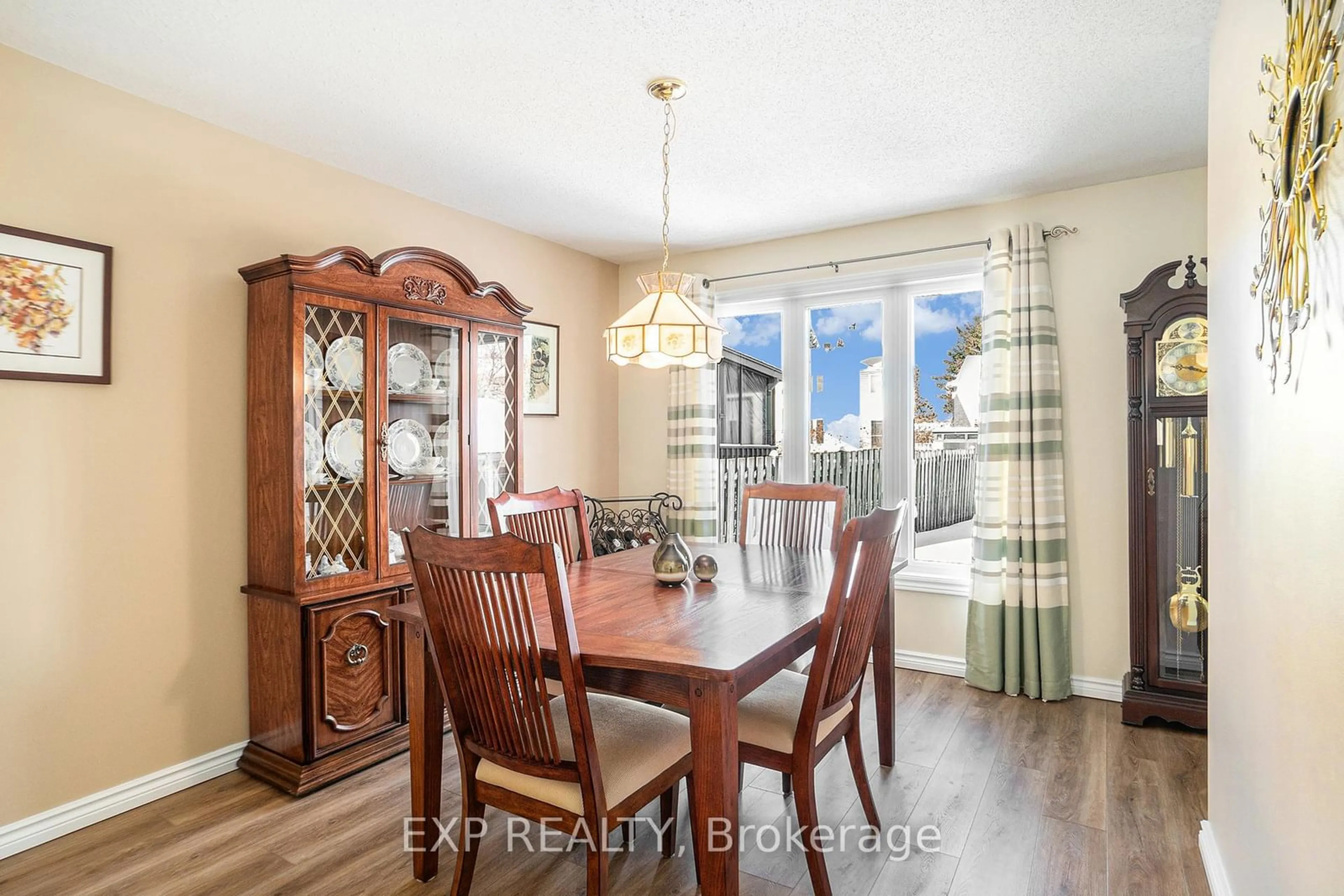 Dining room, wood/laminate floor for 1590 Meadowfield Pl, Orleans - Convent Glen and Area Ontario K1C 5V7