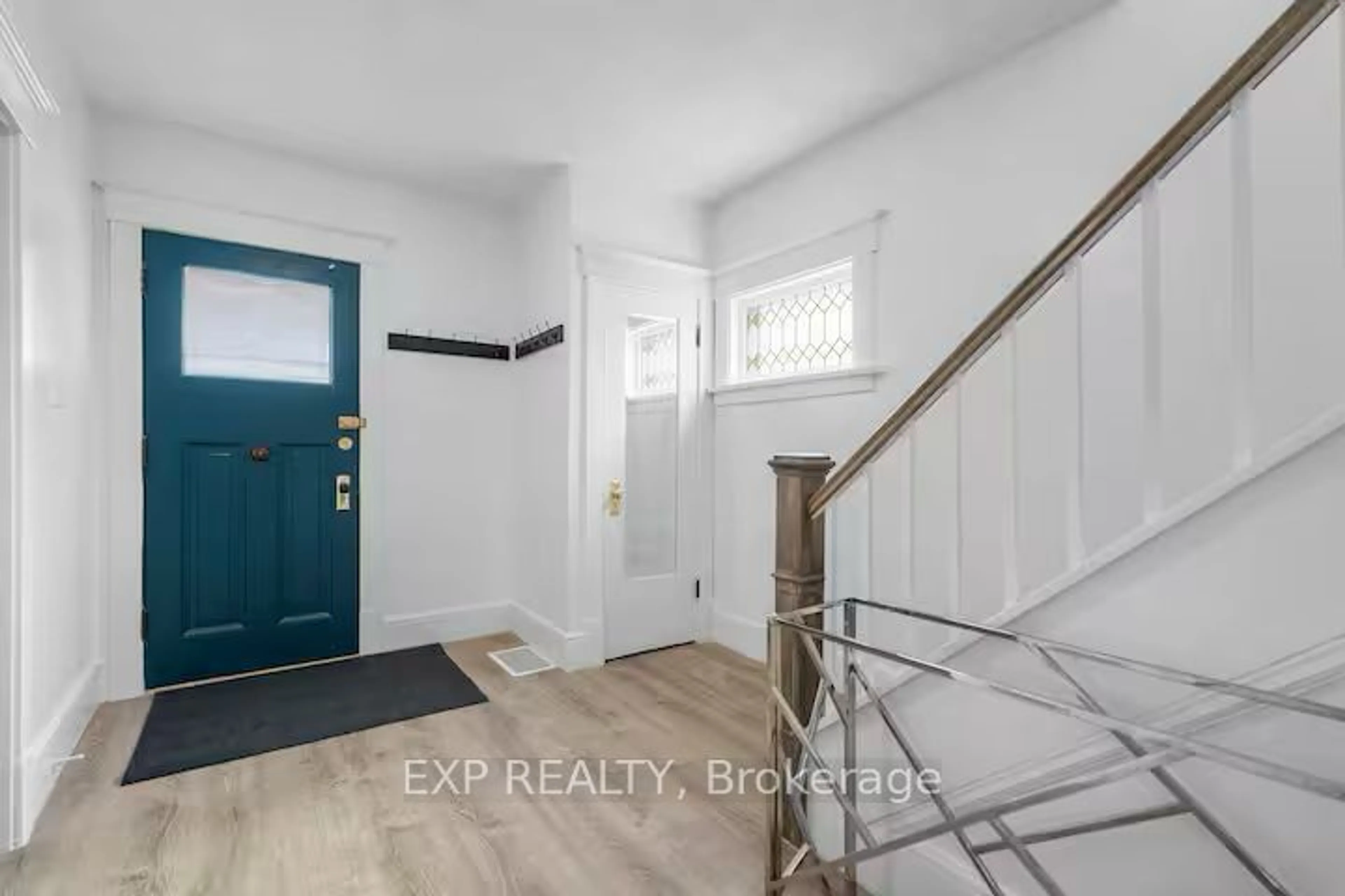 Indoor entryway for 4461 Third Ave, Niagara Falls Ontario L2E 4L1