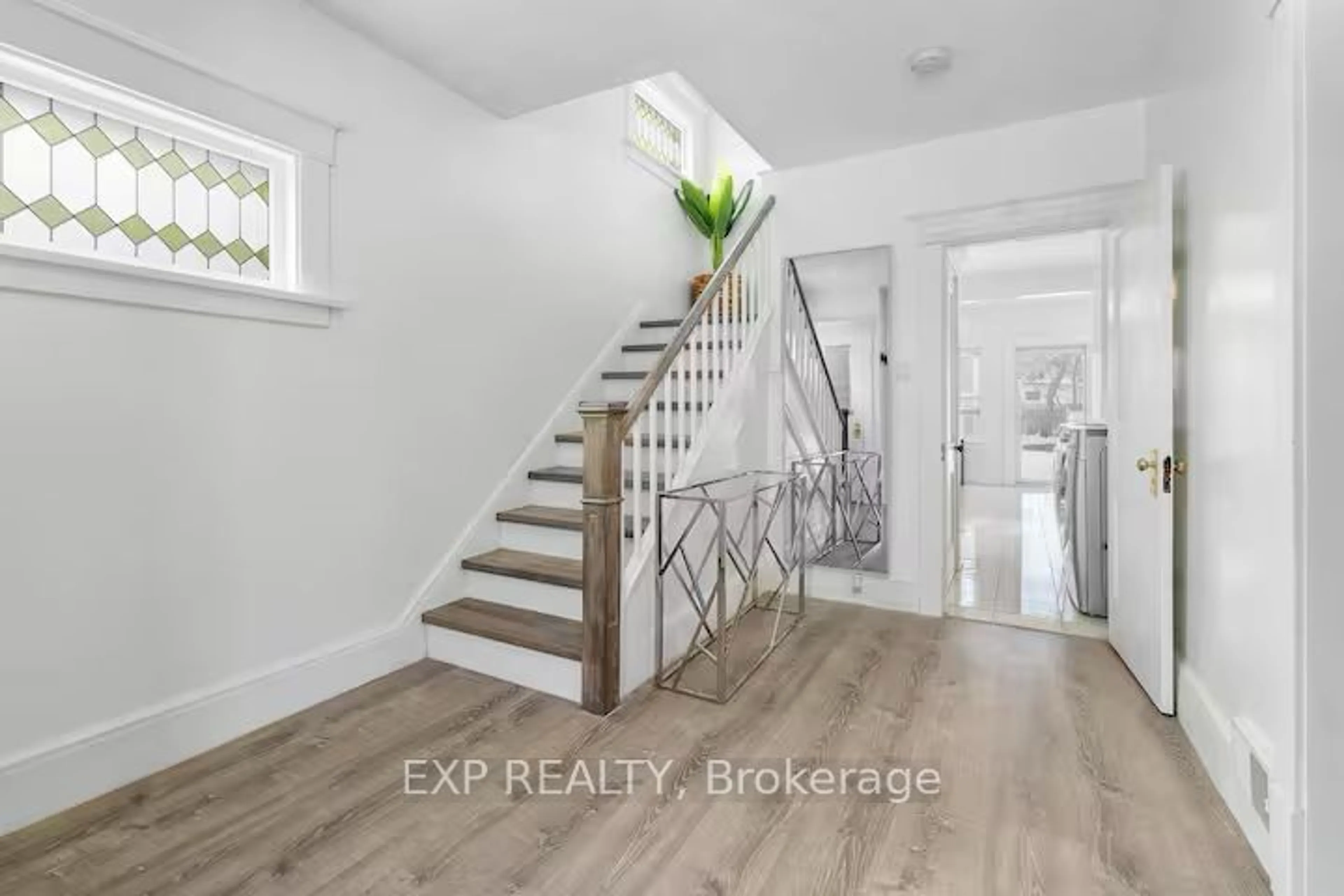 Indoor entryway for 4461 Third Ave, Niagara Falls Ontario L2E 4L1