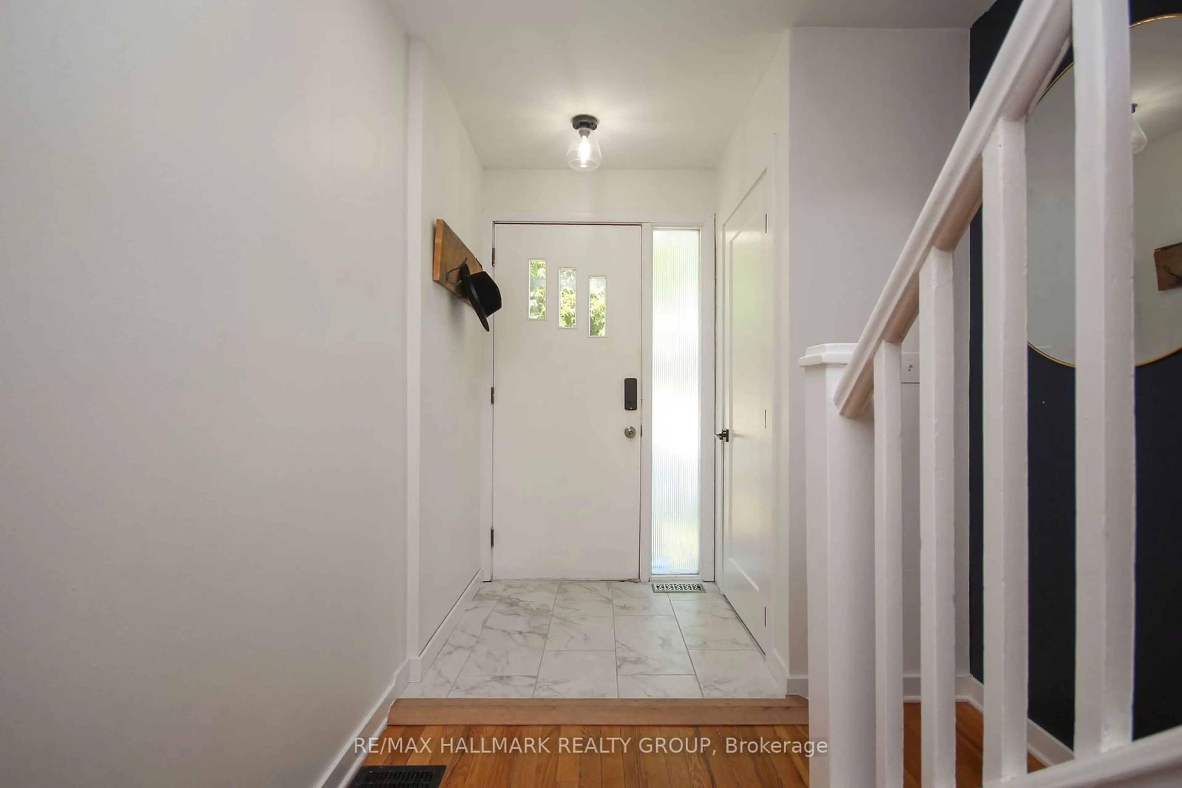 Indoor entryway for 154 Viewmount Dr, Meadowlands - Crestview and Area Ontario K2G 3B7