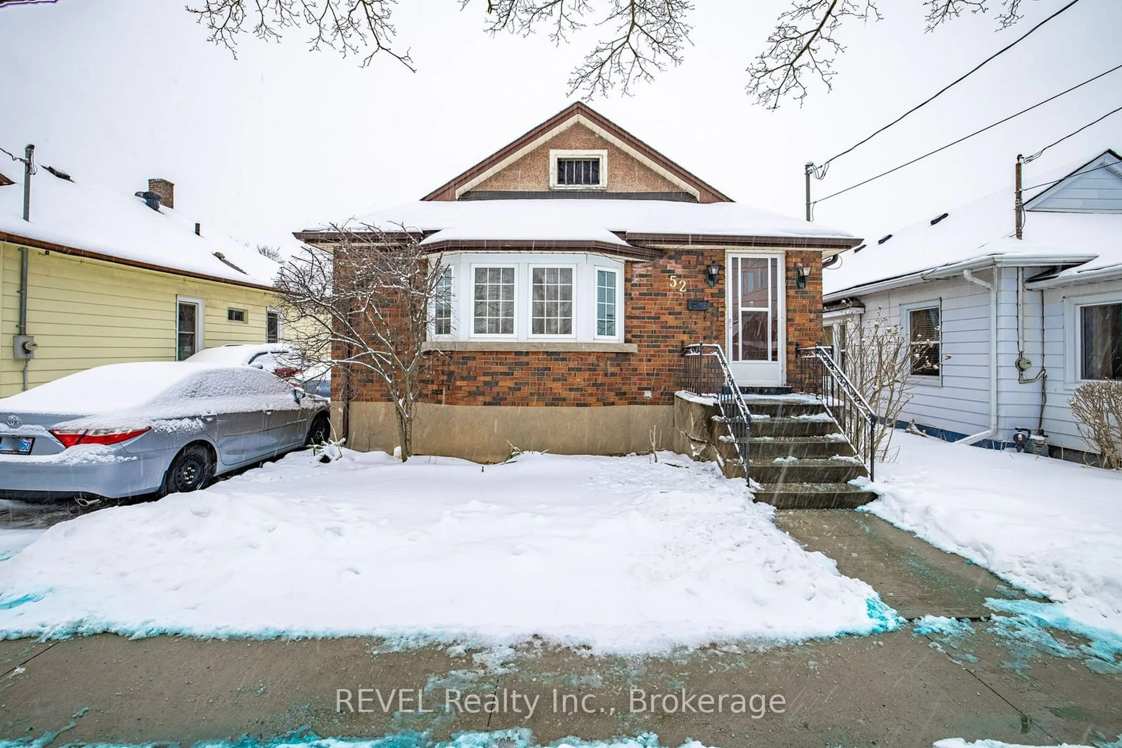 A pic from outside/outdoor area/front of a property/back of a property/a pic from drone, street for 52 Leeper St, St. Catharines Ontario L2S 2N2