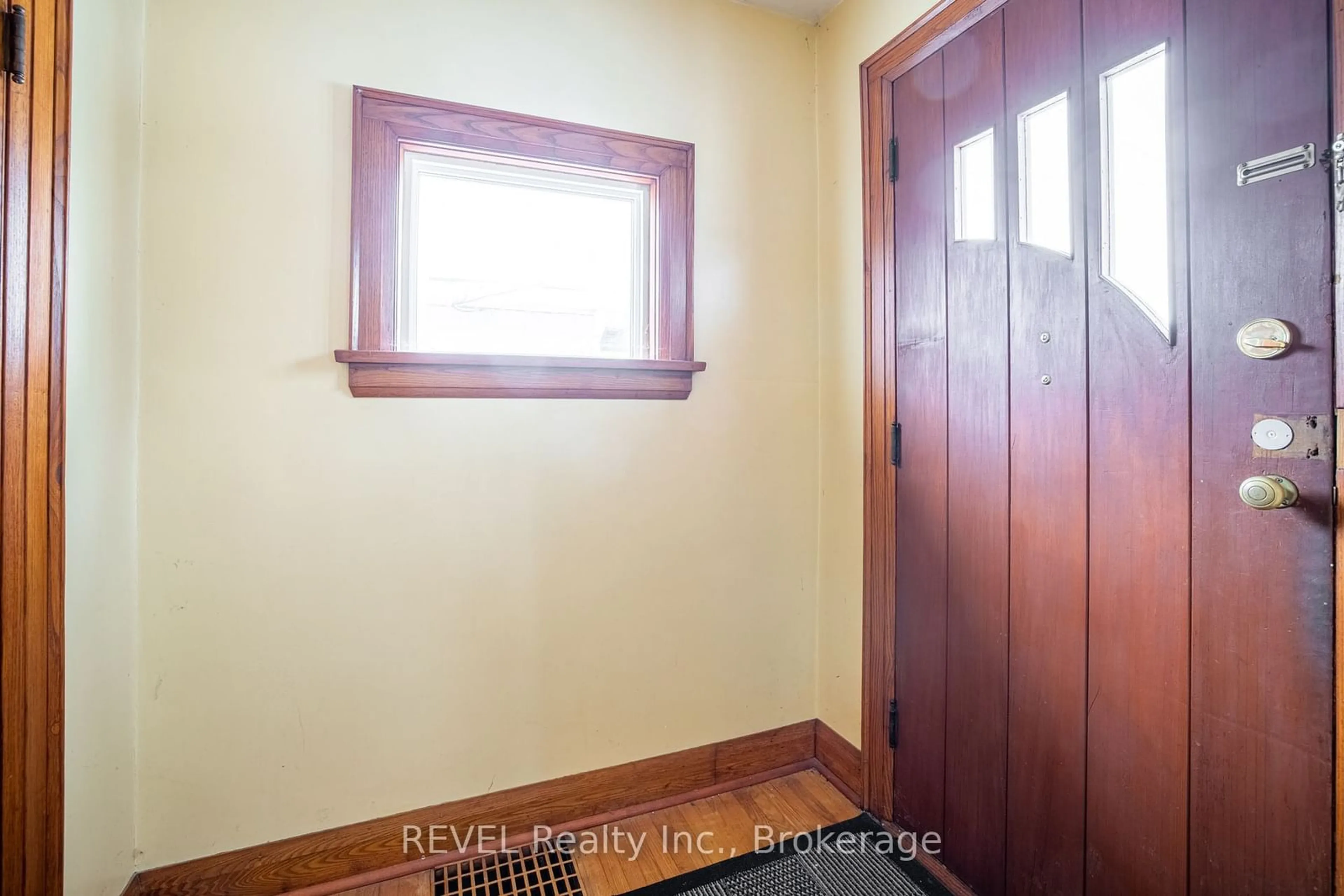 Indoor entryway for 52 Leeper St, St. Catharines Ontario L2S 2N2