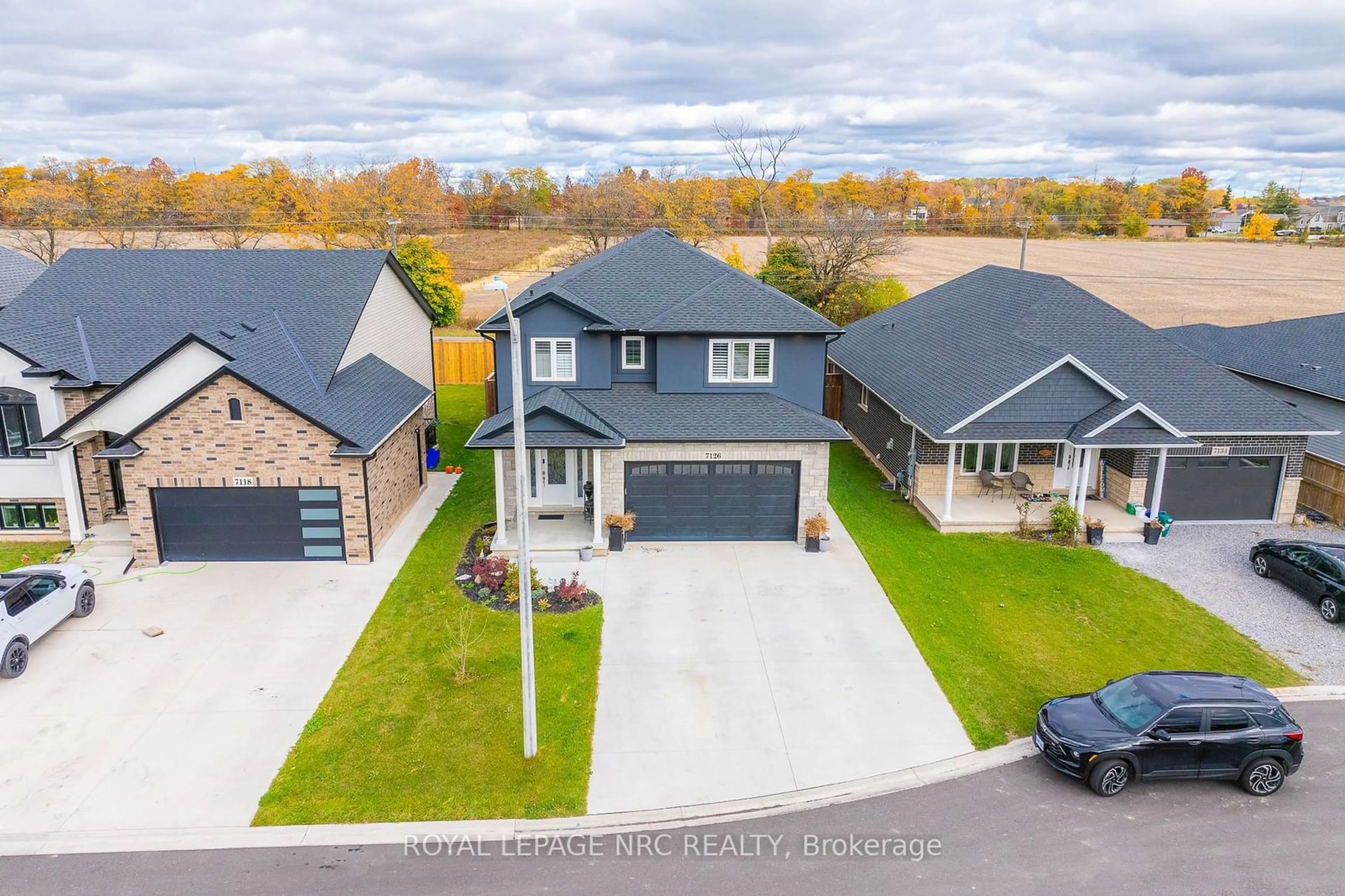 A pic from outside/outdoor area/front of a property/back of a property/a pic from drone, street for 7126 Parsa St, Niagara Falls Ontario L2H 3T2