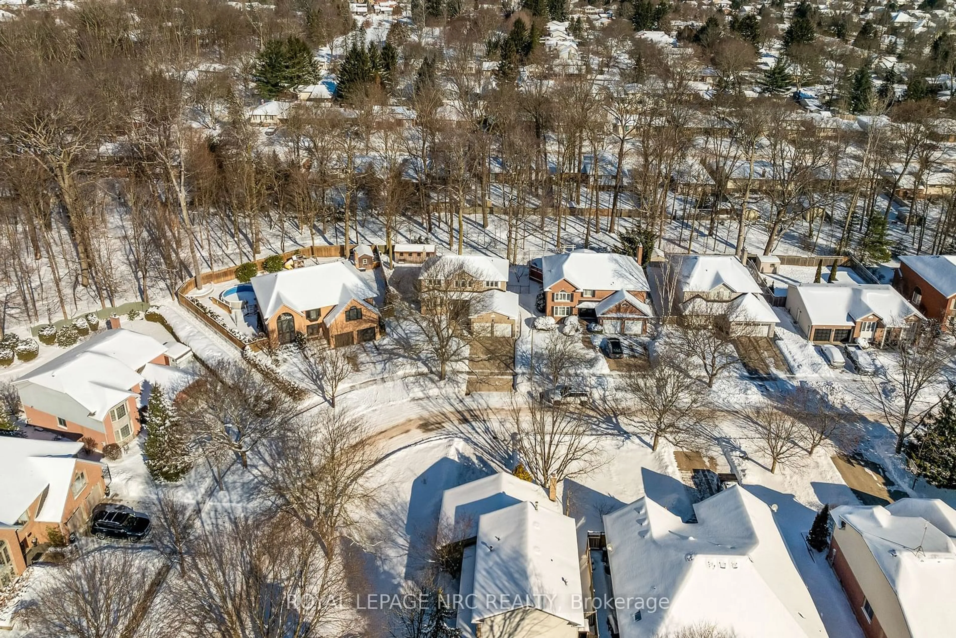 A pic from outside/outdoor area/front of a property/back of a property/a pic from drone, street for 70 Woodside Sq, Pelham Ontario L0S 1E4