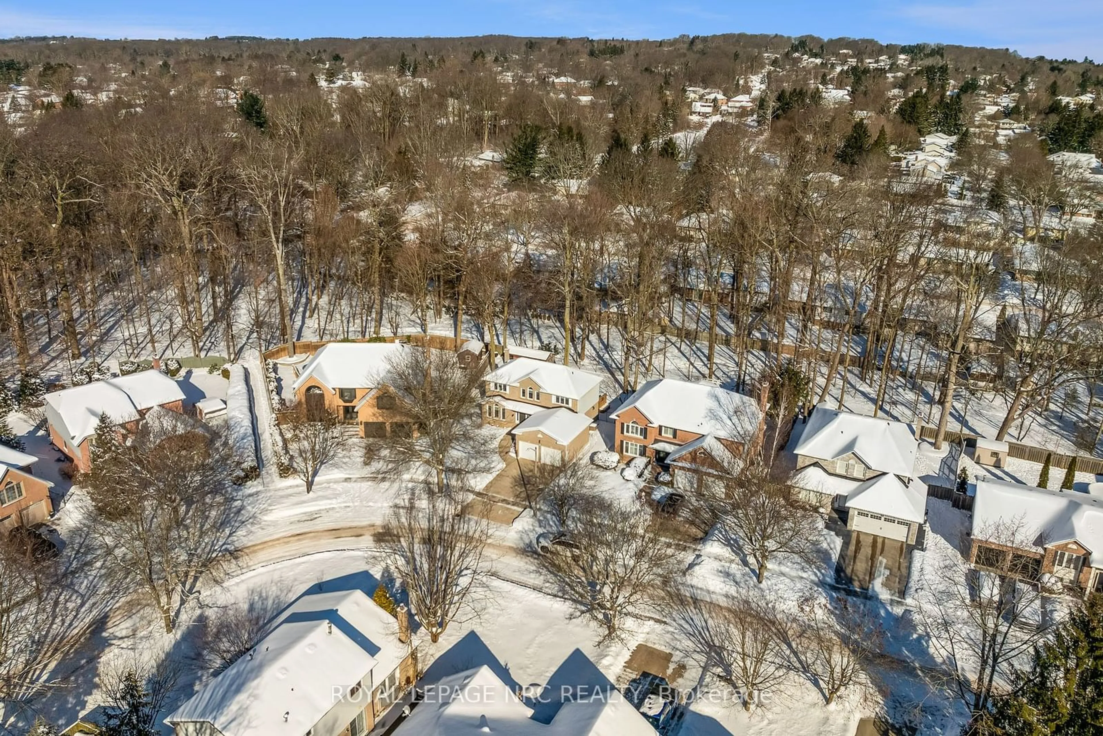 A pic from outside/outdoor area/front of a property/back of a property/a pic from drone, unknown for 70 Woodside Sq, Pelham Ontario L0S 1E4