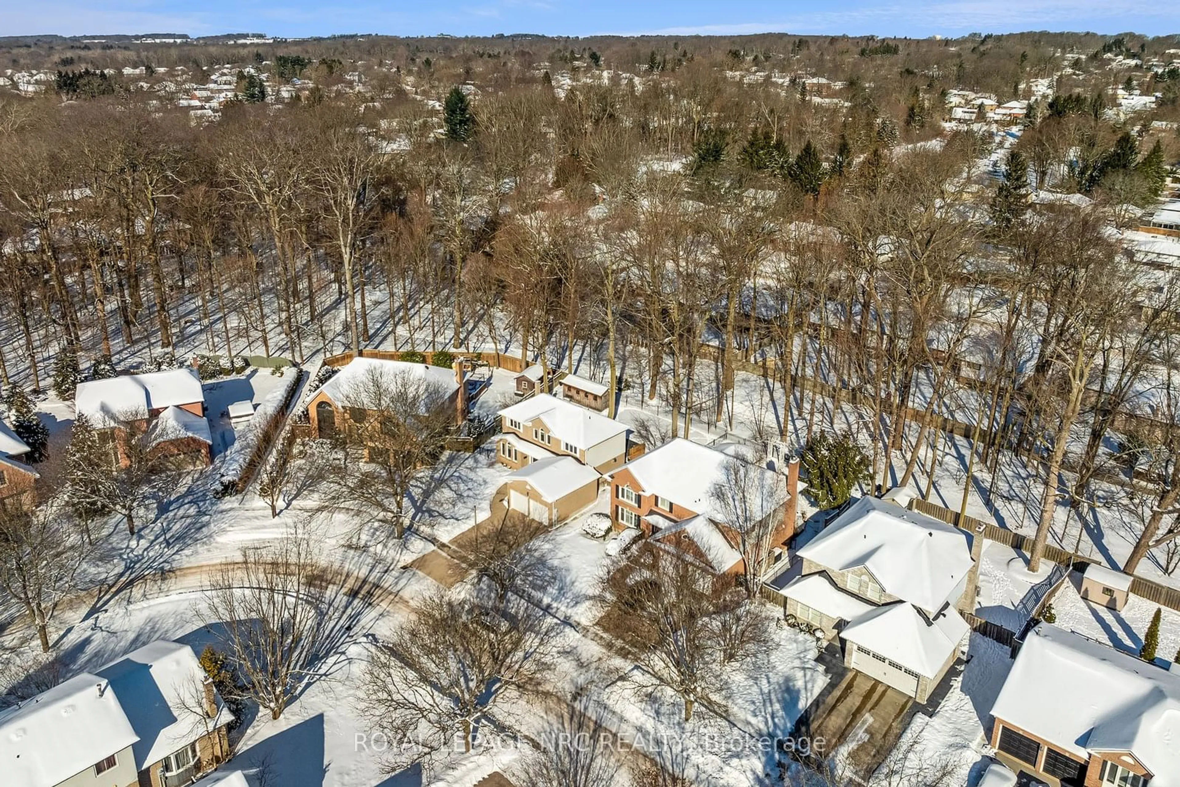 A pic from outside/outdoor area/front of a property/back of a property/a pic from drone, unknown for 70 Woodside Sq, Pelham Ontario L0S 1E4