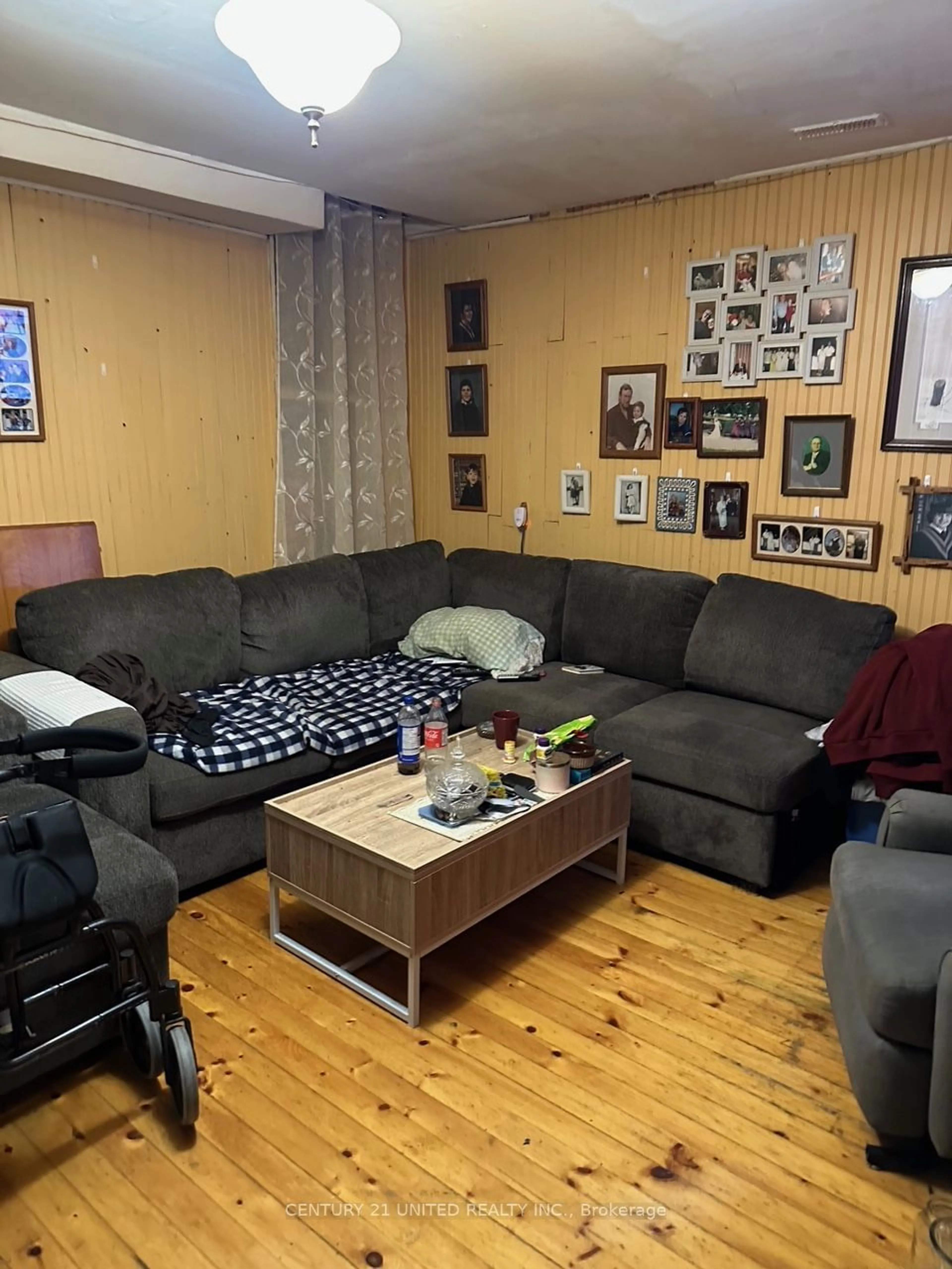 Living room with furniture, floor is not visible for 585-587 Aylmer St, Peterborough Ontario K9H 3W8