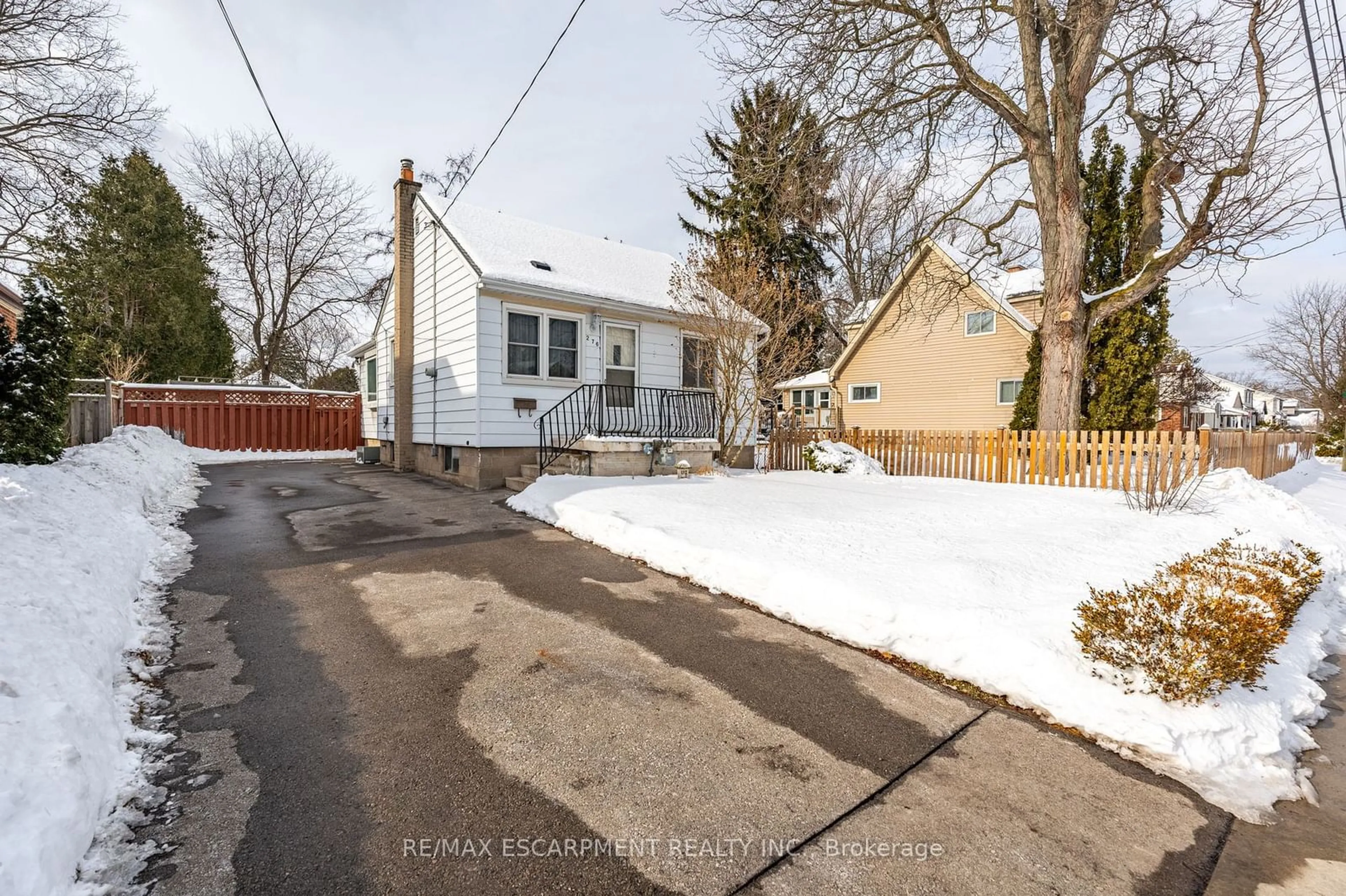 A pic from outside/outdoor area/front of a property/back of a property/a pic from drone, street for 276 BOWMAN St, Hamilton Ontario L8S 2V3