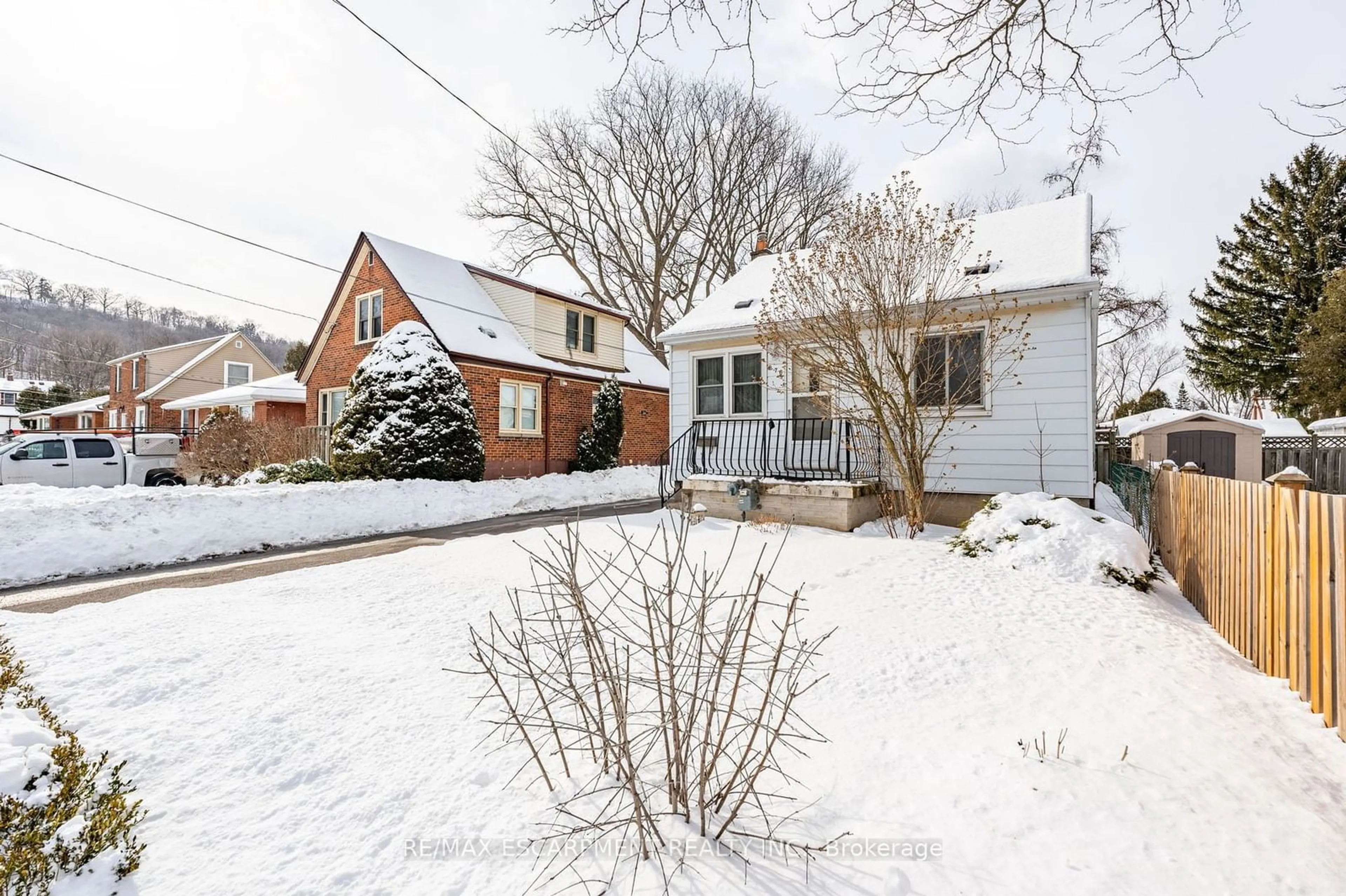 A pic from outside/outdoor area/front of a property/back of a property/a pic from drone, street for 276 BOWMAN St, Hamilton Ontario L8S 2V3