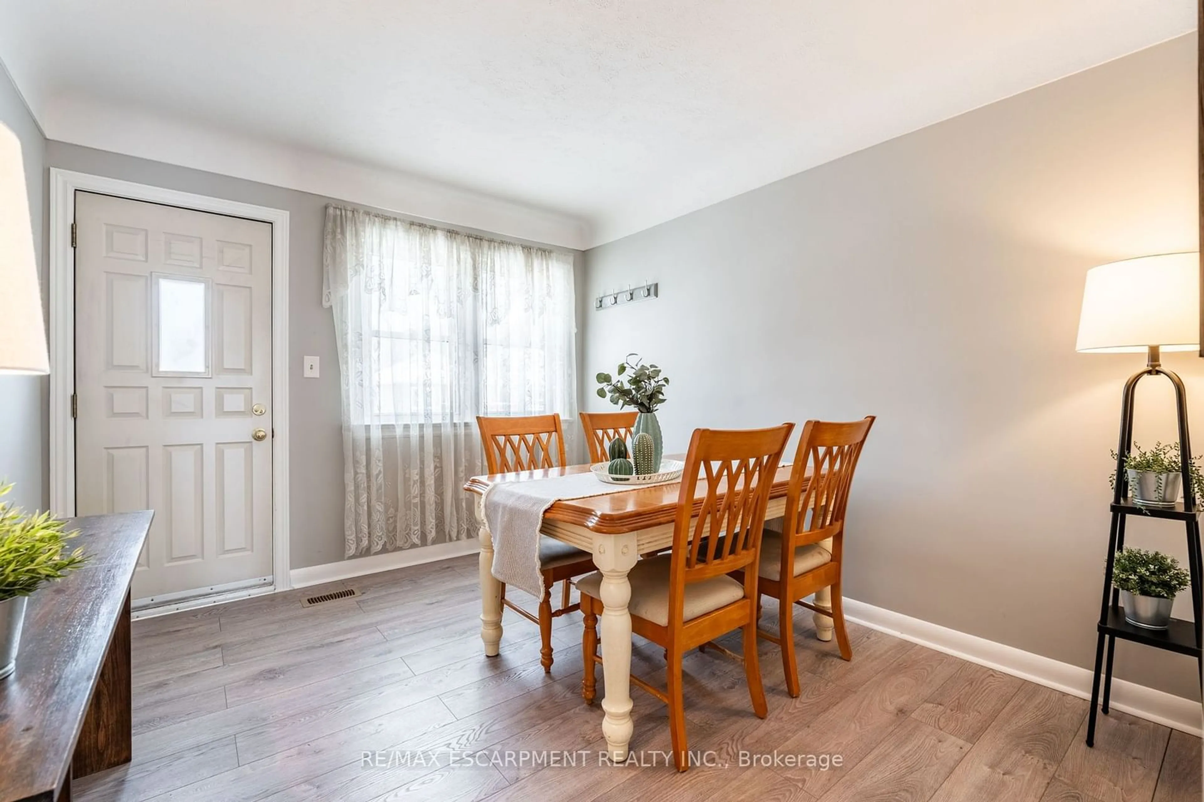 Dining room, wood/laminate floor for 276 BOWMAN St, Hamilton Ontario L8S 2V3