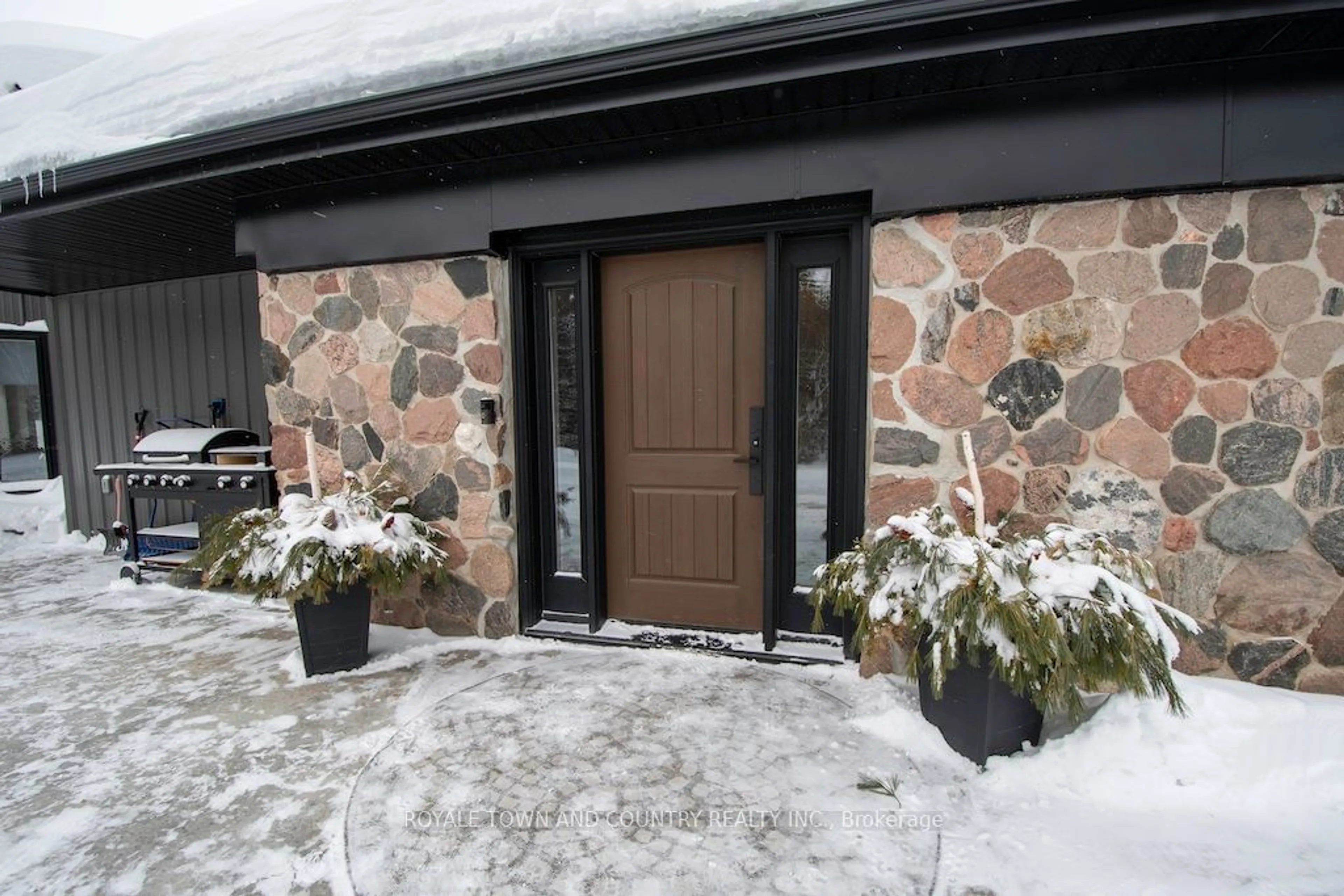 Indoor entryway for 829 Peace Rd, Kawartha Lakes Ontario K0L 2W0