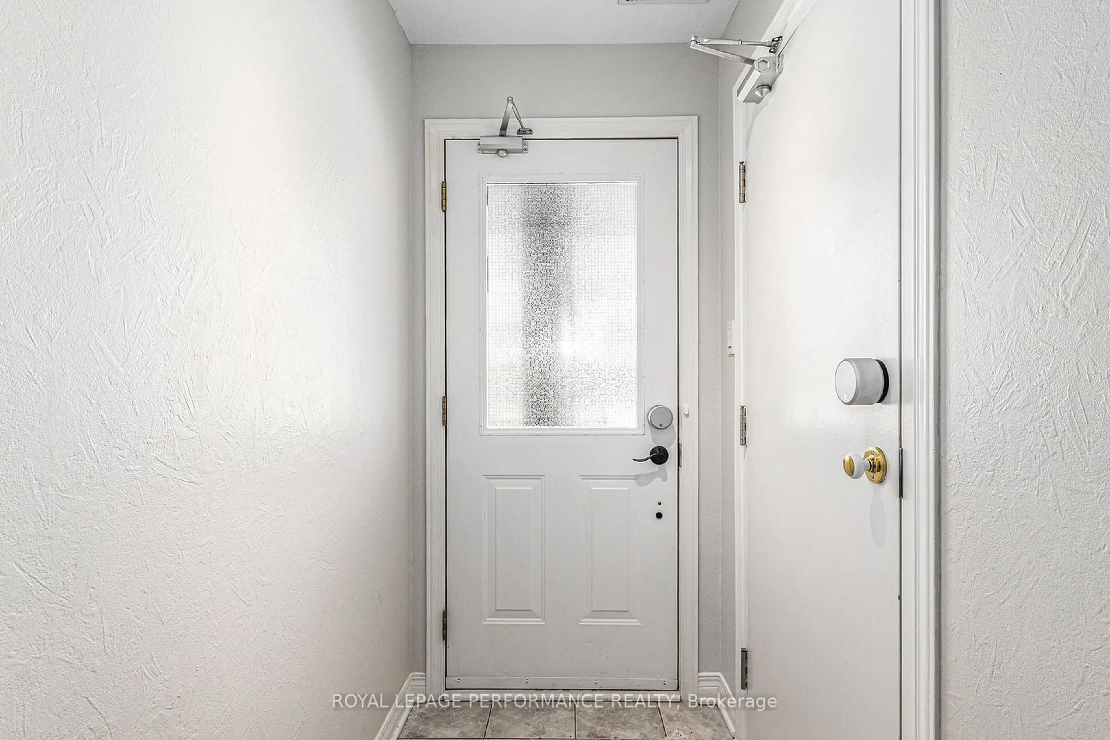 Indoor entryway for 4464 Harper Ave, Cyrville - Carson Grove - Pineview Ontario K1J 1E1