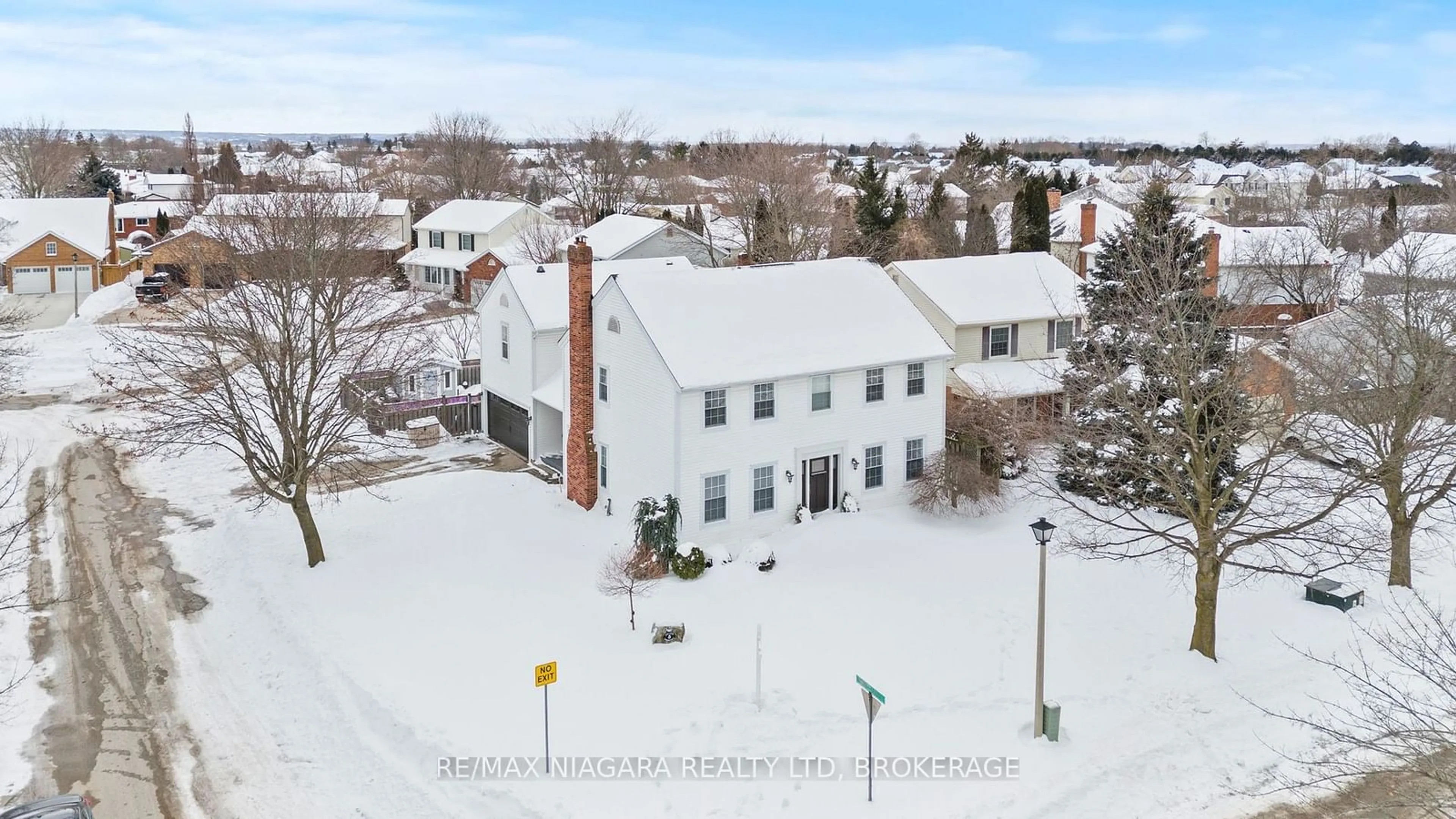 A pic from outside/outdoor area/front of a property/back of a property/a pic from drone, street for 5 Grange Cres, Niagara-on-the-Lake Ontario L0S 1J0