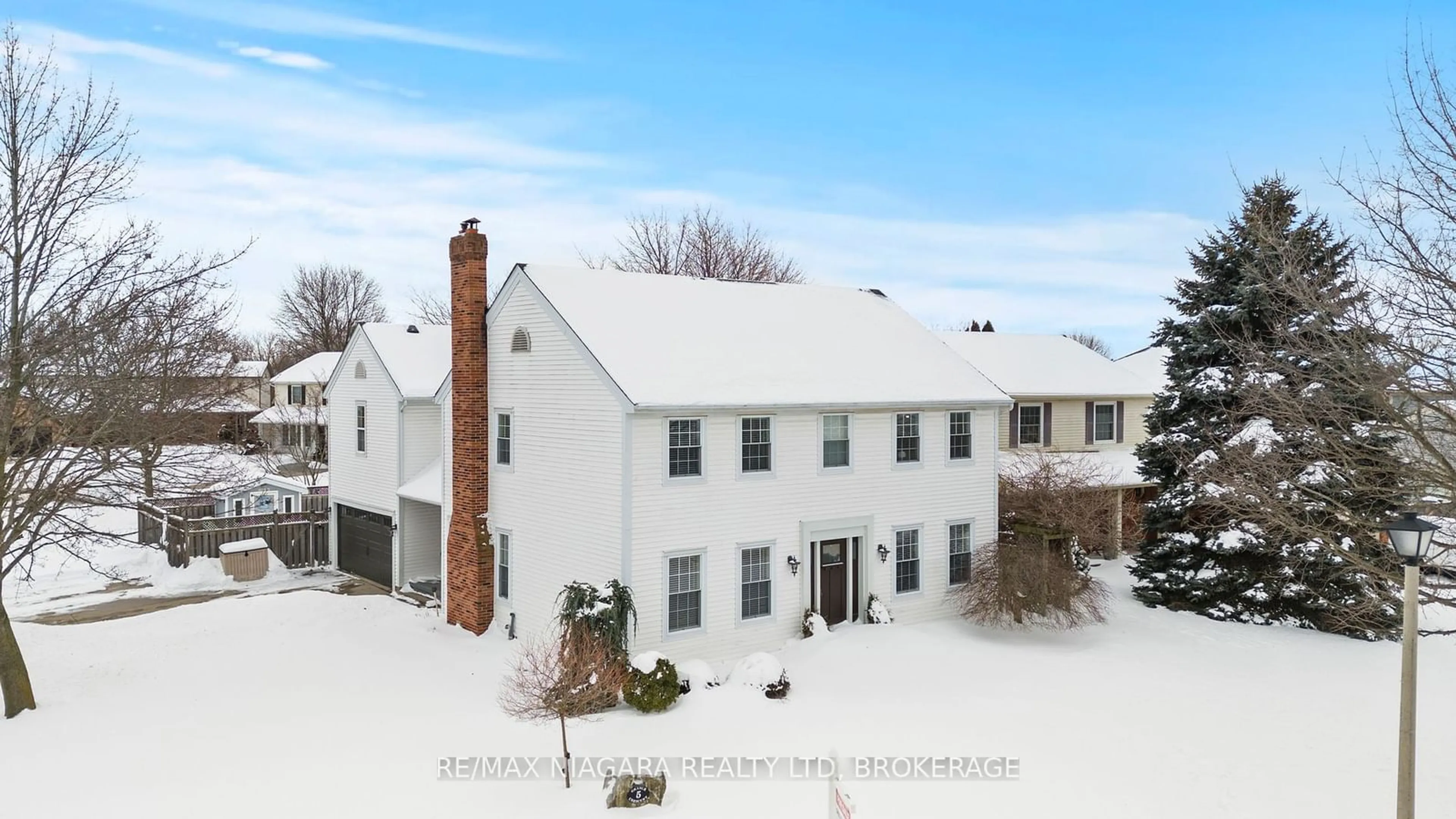 A pic from outside/outdoor area/front of a property/back of a property/a pic from drone, building for 5 Grange Cres, Niagara-on-the-Lake Ontario L0S 1J0