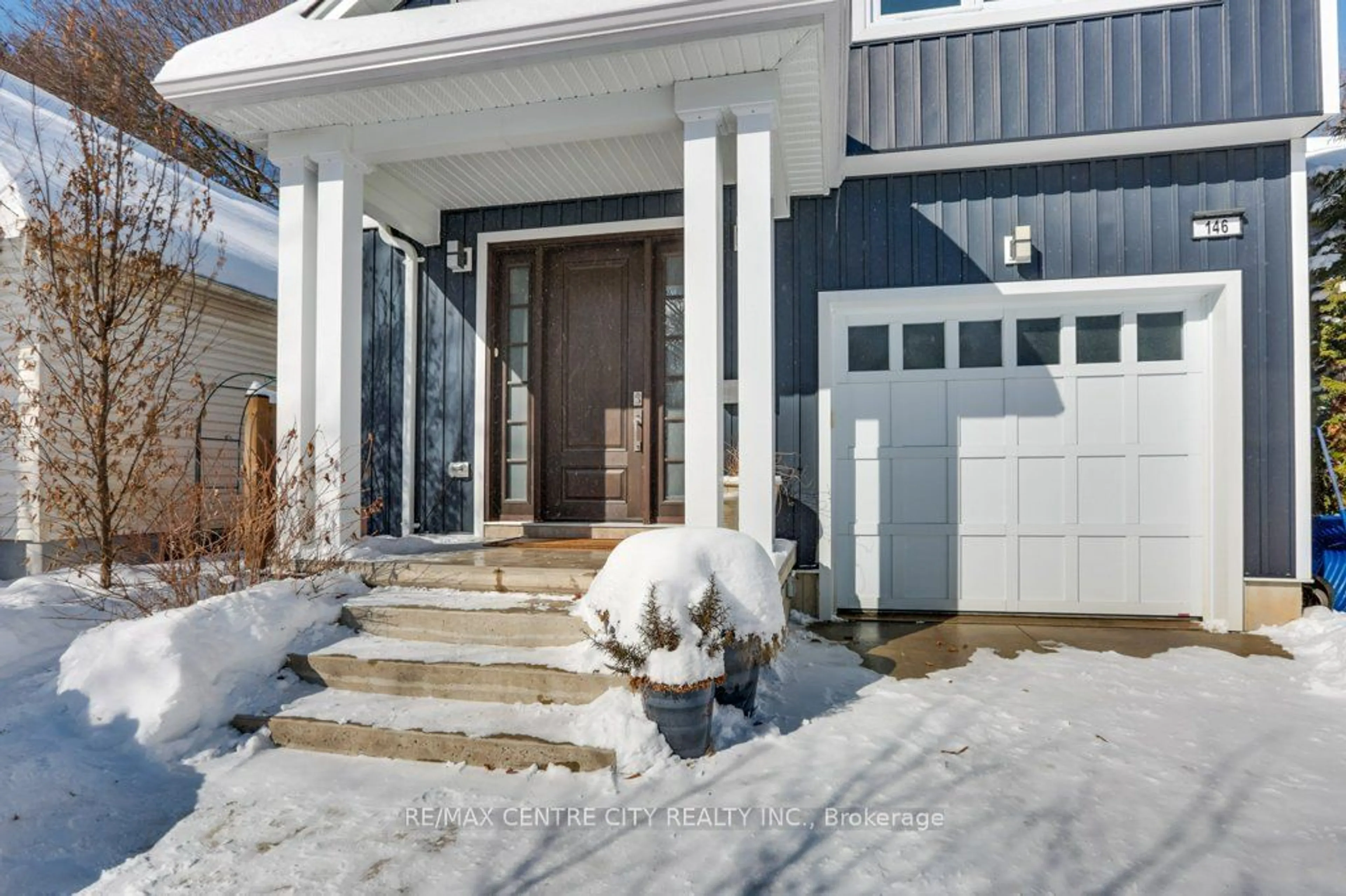 Indoor entryway for 146 Victoria St, London Ontario N6A 2B7