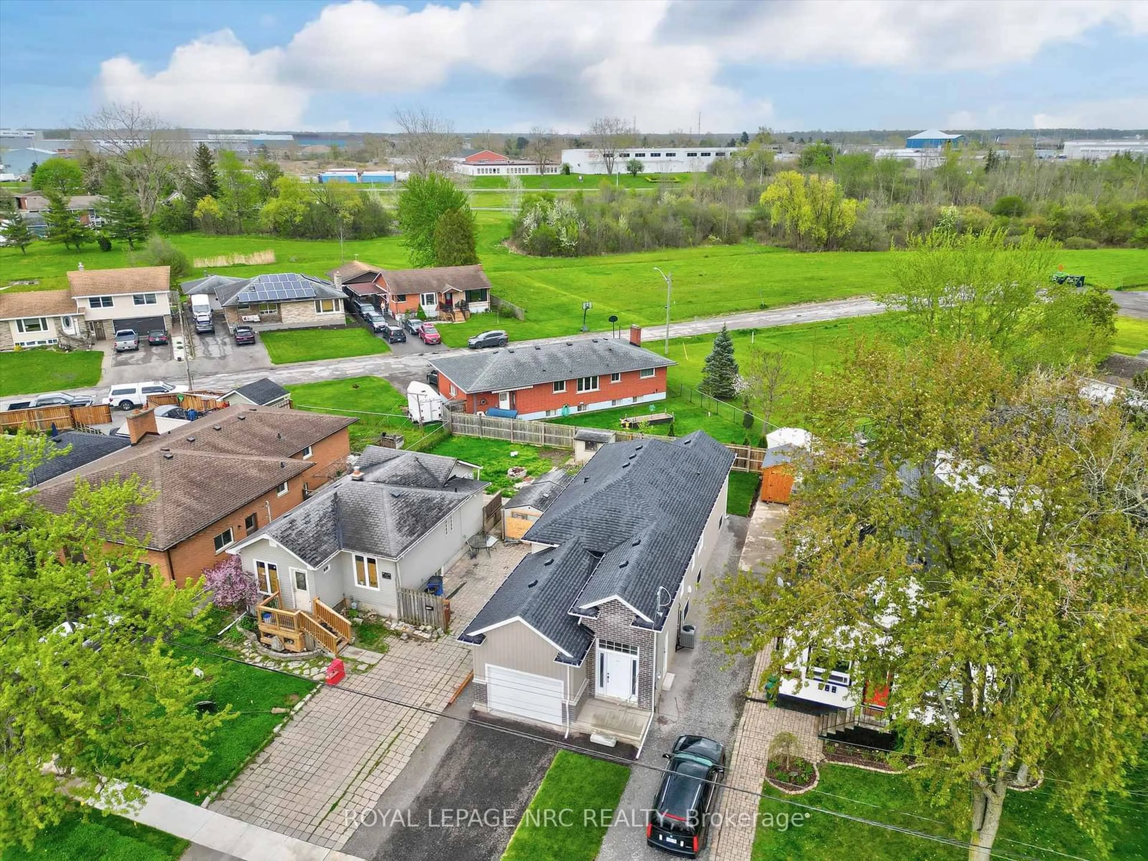 A pic from outside/outdoor area/front of a property/back of a property/a pic from drone, street for 137 St. George St, Welland Ontario L3C 5N7