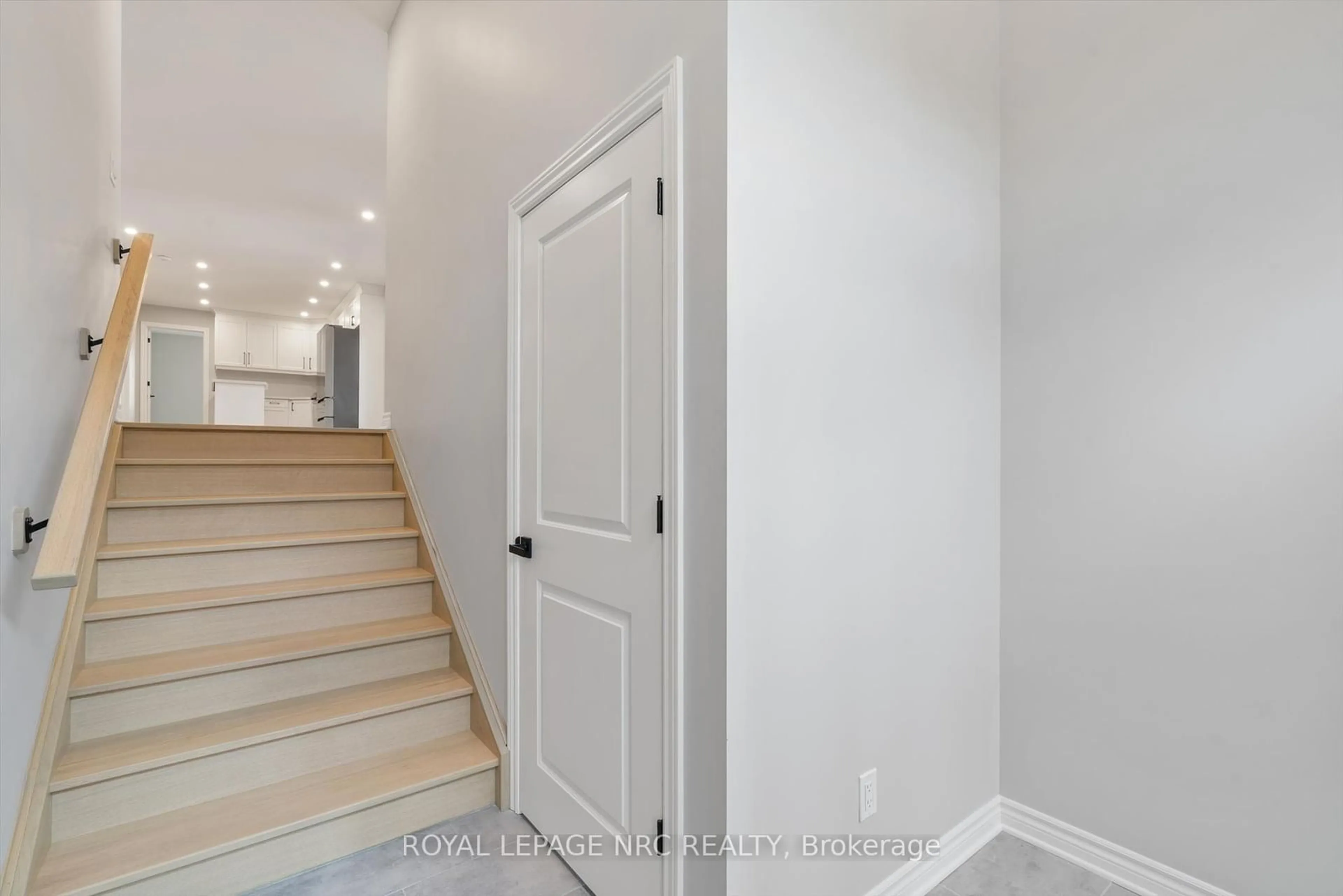 Indoor entryway for 137 St. George St, Welland Ontario L3C 5N7