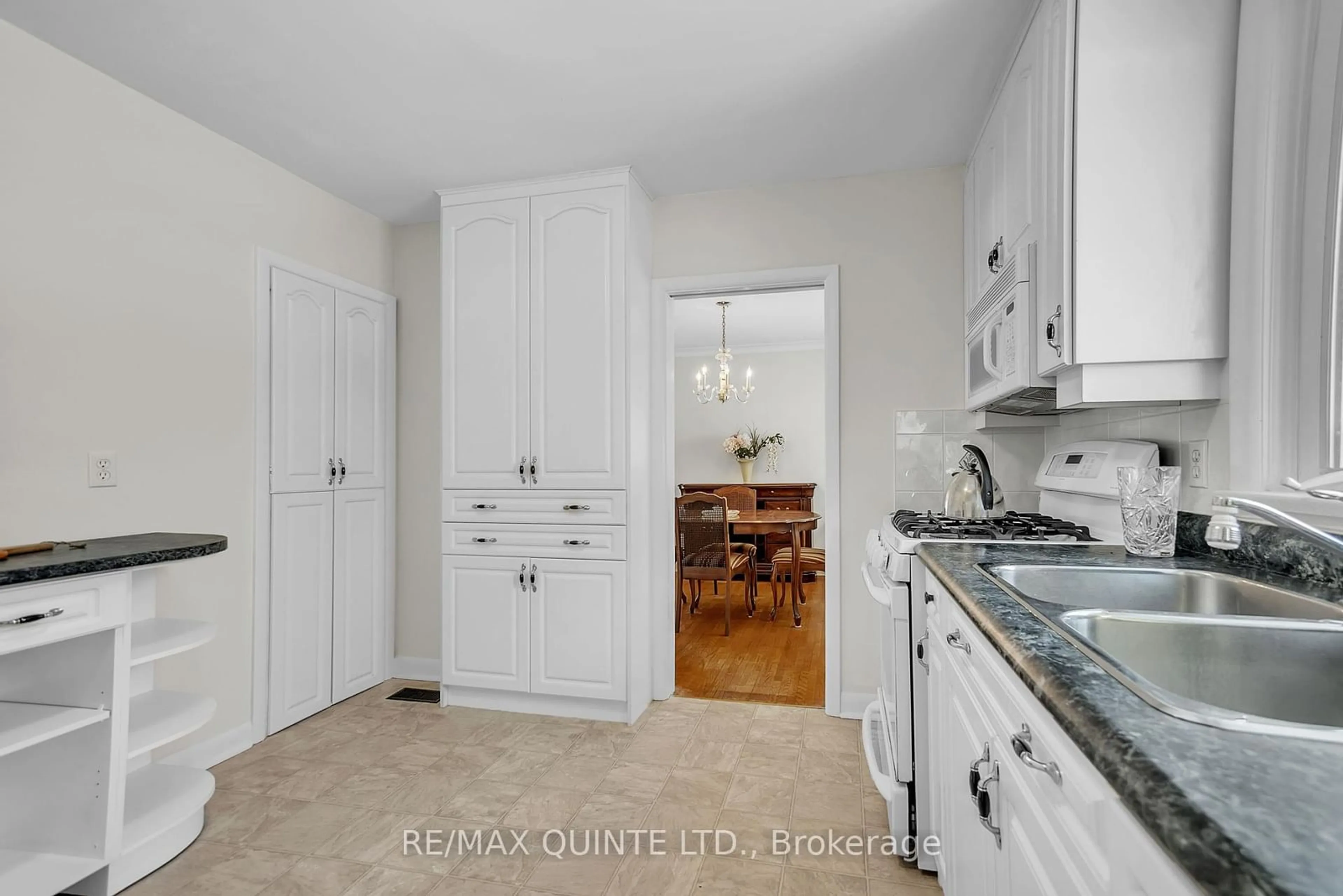 Standard kitchen, ceramic/tile floor for 10 Sunset Dr, Belleville Ontario K8N 1Y3